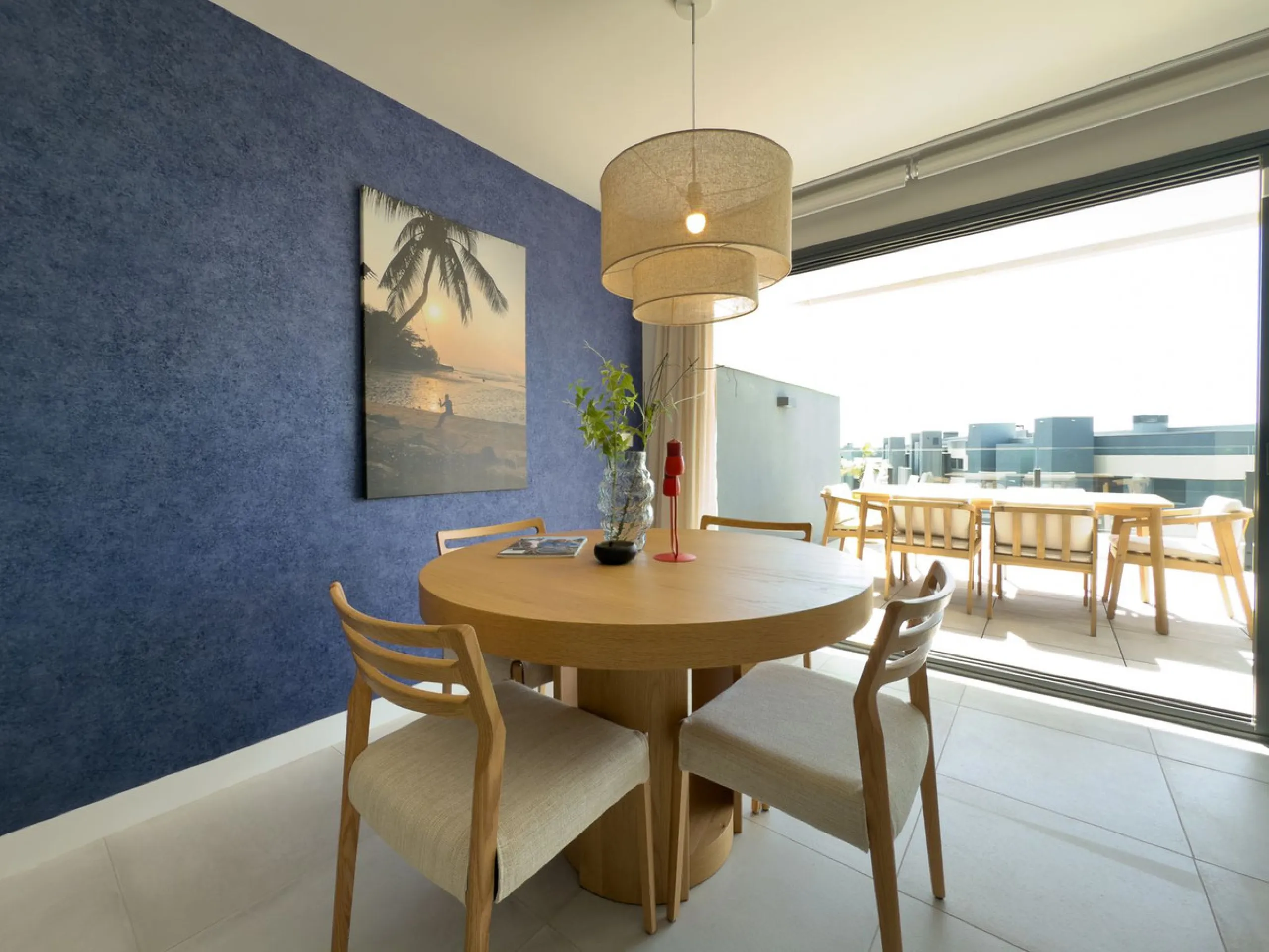 Эта совершенно новая 3-комнатная квартира расположена в Oasis 325 на Новой Золотой Миле Эстепоны, в недавно построенном комплексе, предлагающем исключительные удобства, включая два открытых бассейна, спа-центр с крытым бассейном, коворкинг-зону, тренажерн