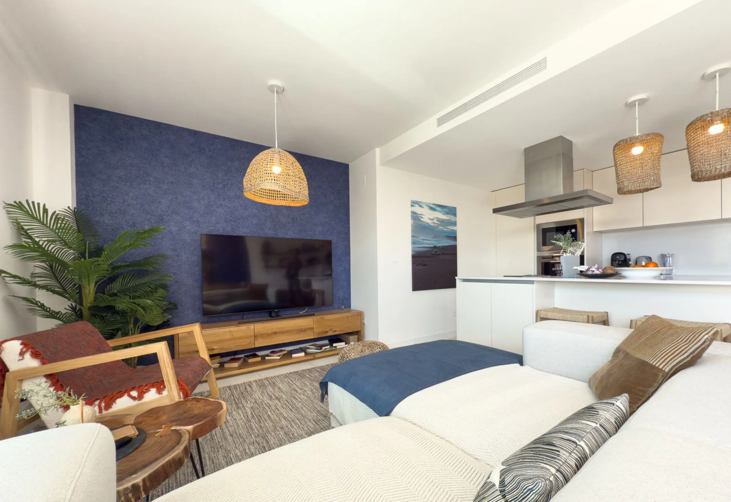 Эта совершенно новая 3-комнатная квартира расположена в Oasis 325 на Новой Золотой Миле Эстепоны, в недавно построенном комплексе, предлагающем исключительные удобства, включая два открытых бассейна, спа-центр с крытым бассейном, коворкинг-зону, тренажерн