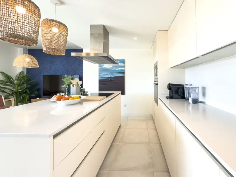 Эта совершенно новая 3-комнатная квартира расположена в Oasis 325 на Новой Золотой Миле Эстепоны, в недавно построенном комплексе, предлагающем исключительные удобства, включая два открытых бассейна, спа-центр с крытым бассейном, коворкинг-зону, тренажерн