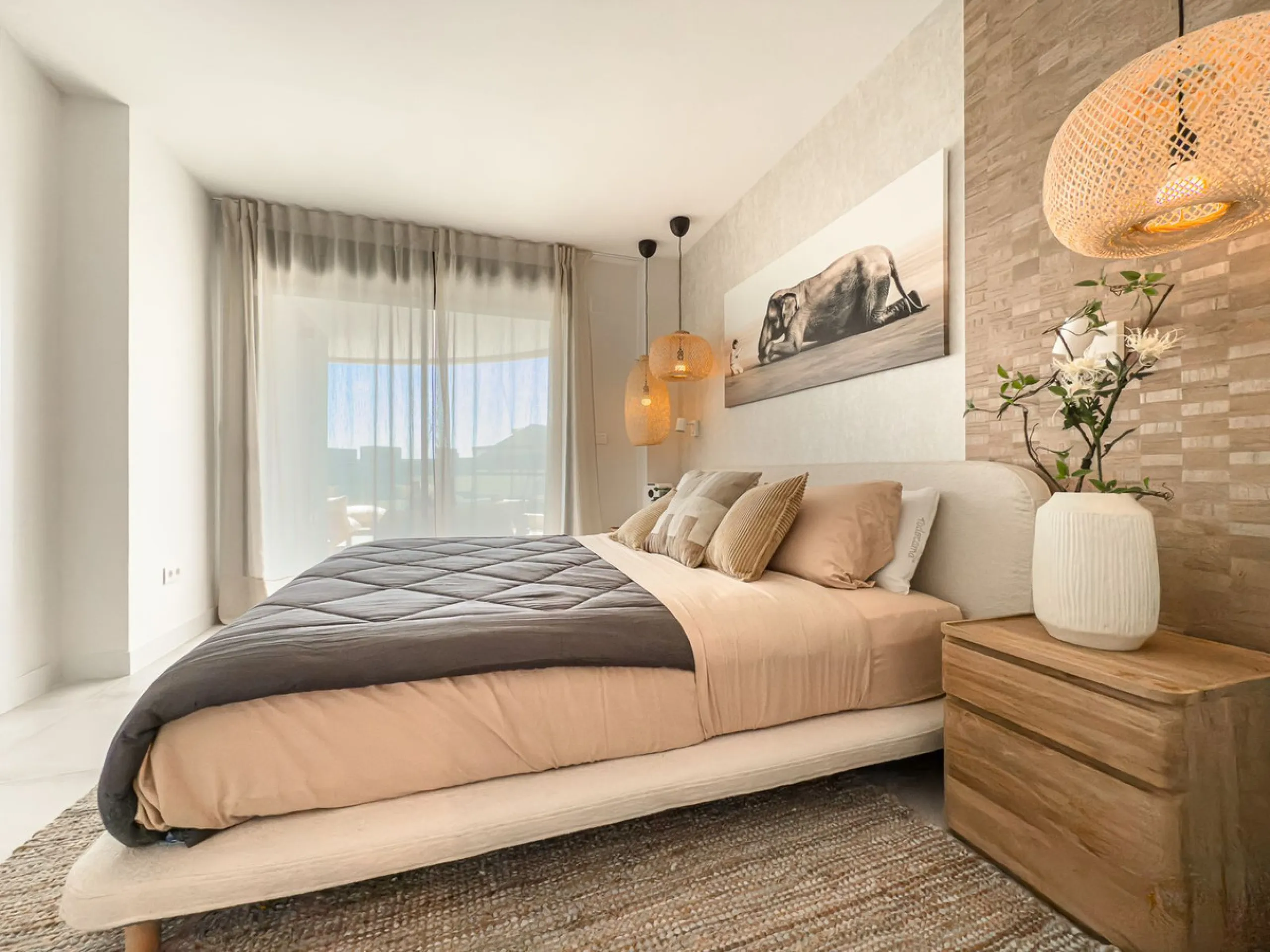 Эта совершенно новая 3-комнатная квартира расположена в Oasis 325 на Новой Золотой Миле Эстепоны, в недавно построенном комплексе, предлагающем исключительные удобства, включая два открытых бассейна, спа-центр с крытым бассейном, коворкинг-зону, тренажерн