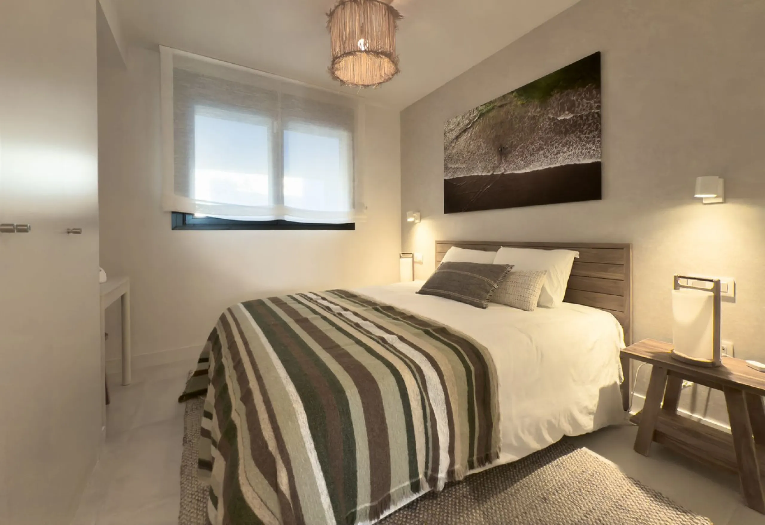 Эта совершенно новая 3-комнатная квартира расположена в Oasis 325 на Новой Золотой Миле Эстепоны, в недавно построенном комплексе, предлагающем исключительные удобства, включая два открытых бассейна, спа-центр с крытым бассейном, коворкинг-зону, тренажерн