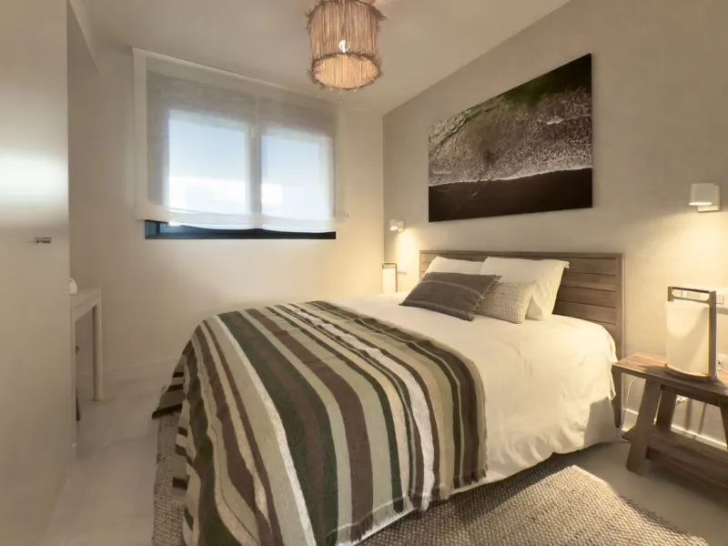 Эта совершенно новая 3-комнатная квартира расположена в Oasis 325 на Новой Золотой Миле Эстепоны, в недавно построенном комплексе, предлагающем исключительные удобства, включая два открытых бассейна, спа-центр с крытым бассейном, коворкинг-зону, тренажерн