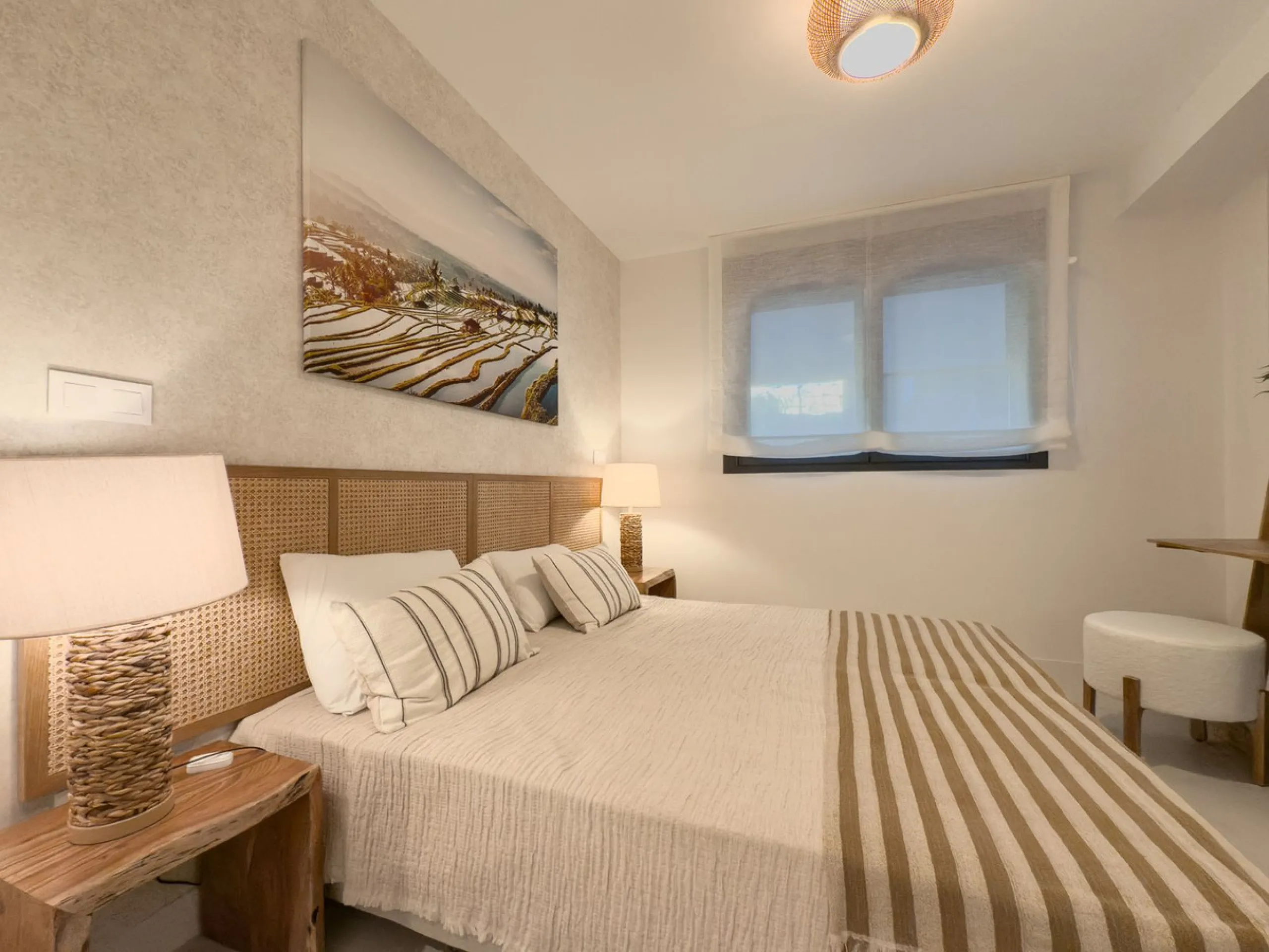 Эта совершенно новая 3-комнатная квартира расположена в Oasis 325 на Новой Золотой Миле Эстепоны, в недавно построенном комплексе, предлагающем исключительные удобства, включая два открытых бассейна, спа-центр с крытым бассейном, коворкинг-зону, тренажерн