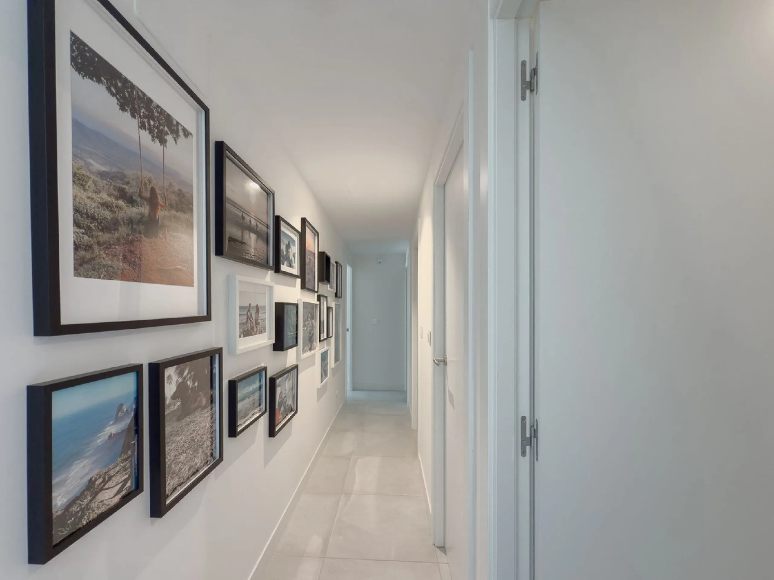 Эта совершенно новая 3-комнатная квартира расположена в Oasis 325 на Новой Золотой Миле Эстепоны, в недавно построенном комплексе, предлагающем исключительные удобства, включая два открытых бассейна, спа-центр с крытым бассейном, коворкинг-зону, тренажерн