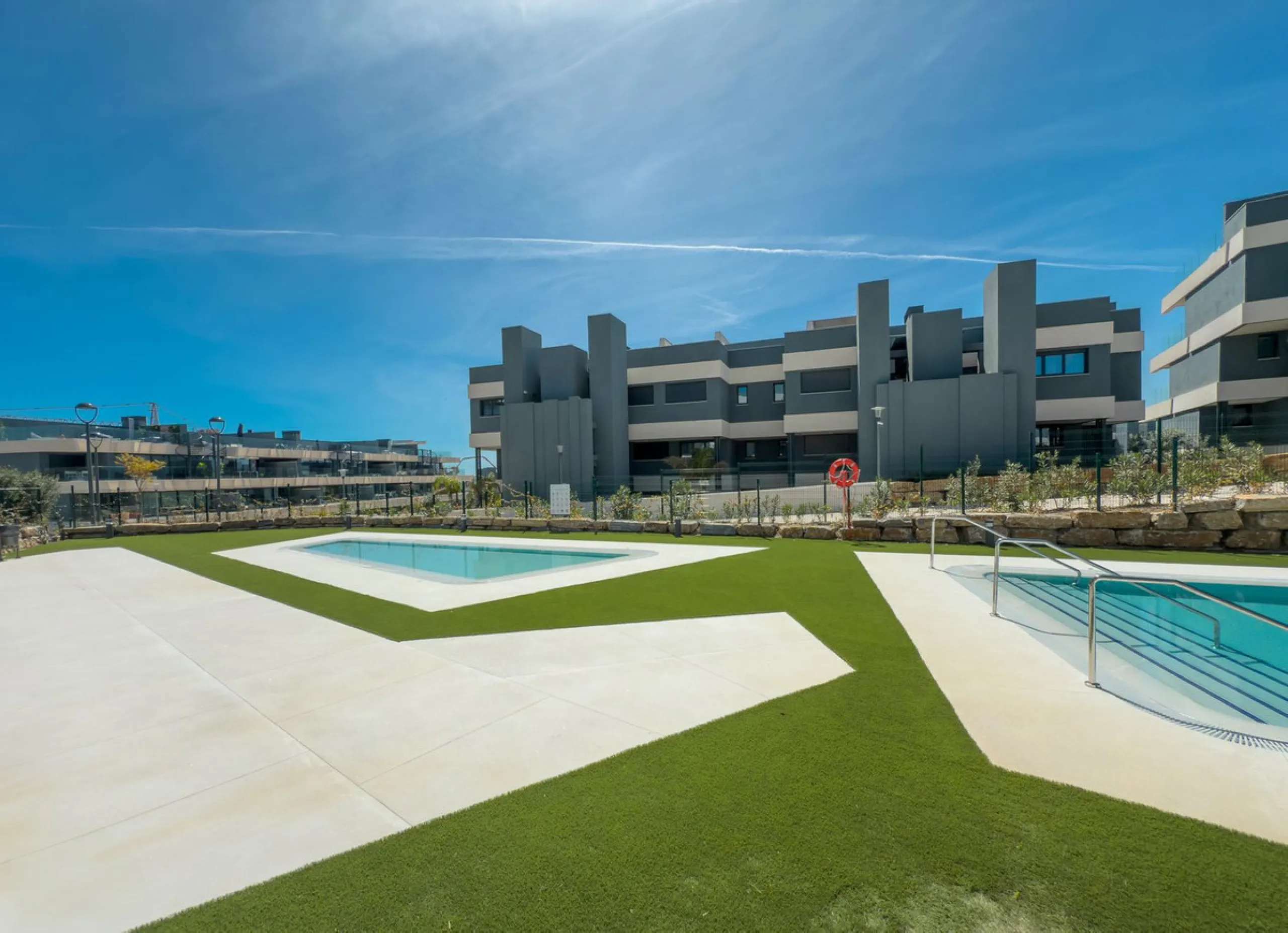 Эта совершенно новая 3-комнатная квартира расположена в Oasis 325 на Новой Золотой Миле Эстепоны, в недавно построенном комплексе, предлагающем исключительные удобства, включая два открытых бассейна, спа-центр с крытым бассейном, коворкинг-зону, тренажерн