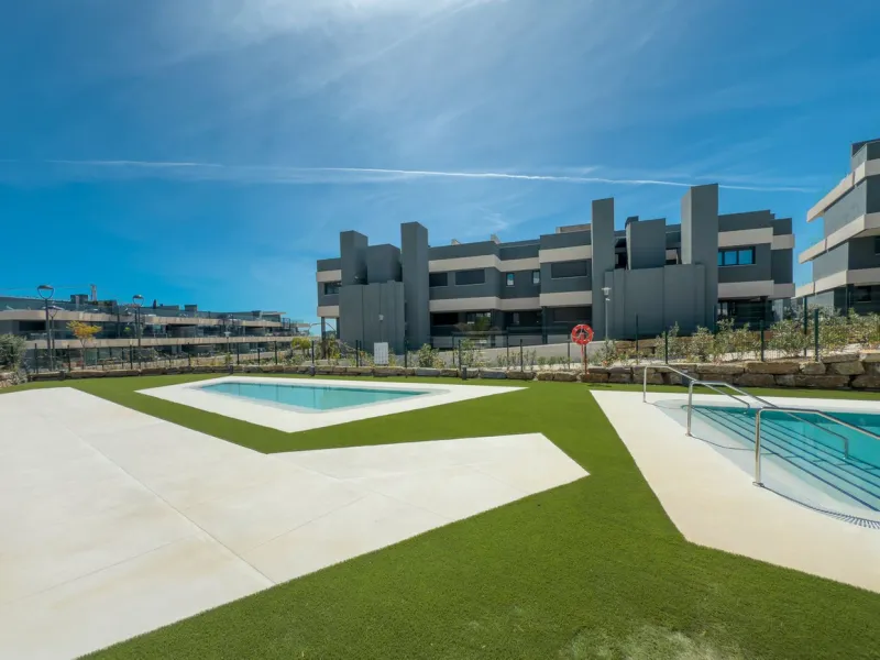 Эта совершенно новая 3-комнатная квартира расположена в Oasis 325 на Новой Золотой Миле Эстепоны, в недавно построенном комплексе, предлагающем исключительные удобства, включая два открытых бассейна, спа-центр с крытым бассейном, коворкинг-зону, тренажерн