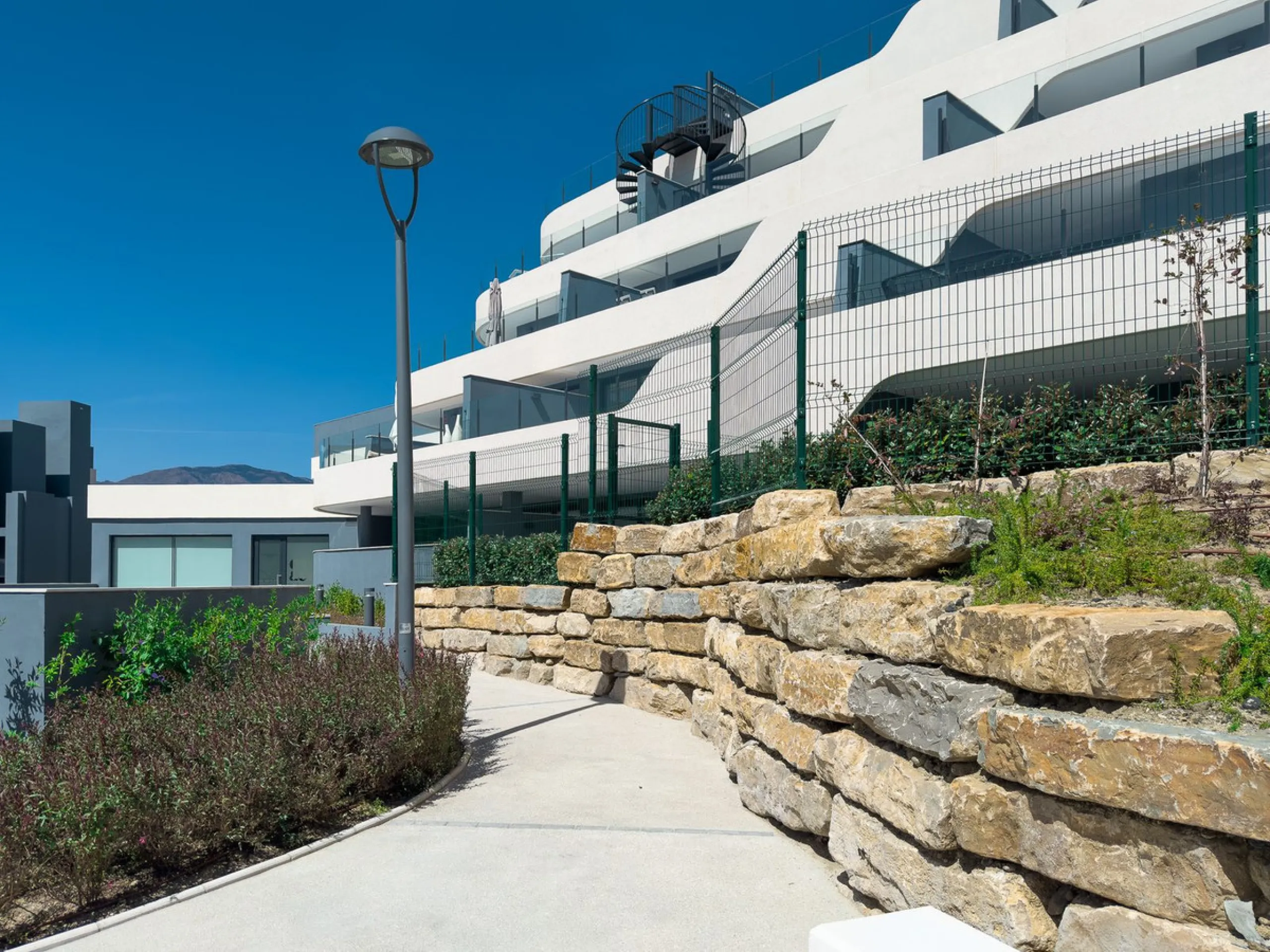 Эта совершенно новая 3-комнатная квартира расположена в Oasis 325 на Новой Золотой Миле Эстепоны, в недавно построенном комплексе, предлагающем исключительные удобства, включая два открытых бассейна, спа-центр с крытым бассейном, коворкинг-зону, тренажерн