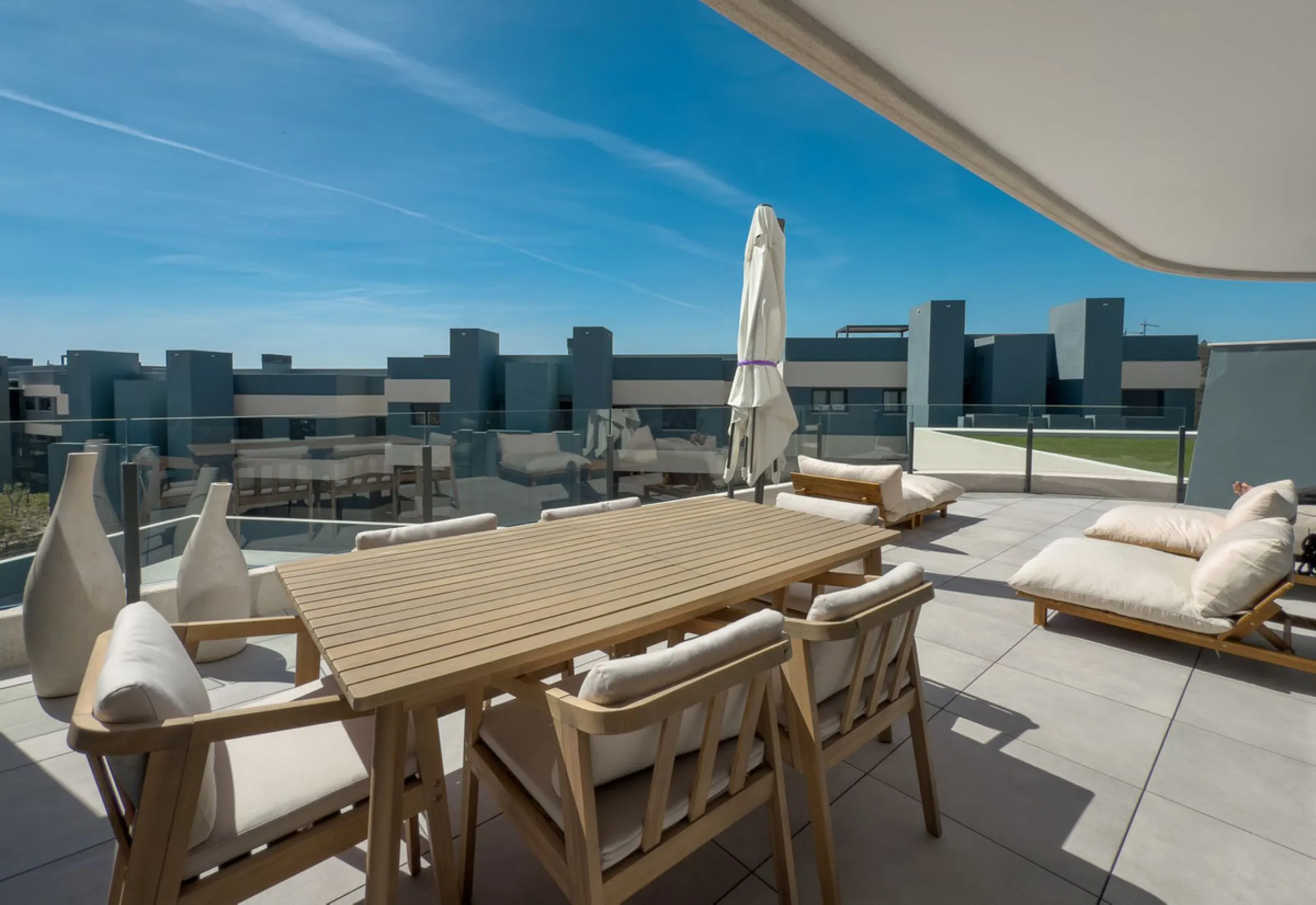 Эта совершенно новая 3-комнатная квартира расположена в Oasis 325 на Новой Золотой Миле Эстепоны, в недавно построенном комплексе, предлагающем исключительные удобства, включая два открытых бассейна, спа-центр с крытым бассейном, коворкинг-зону, тренажерн
