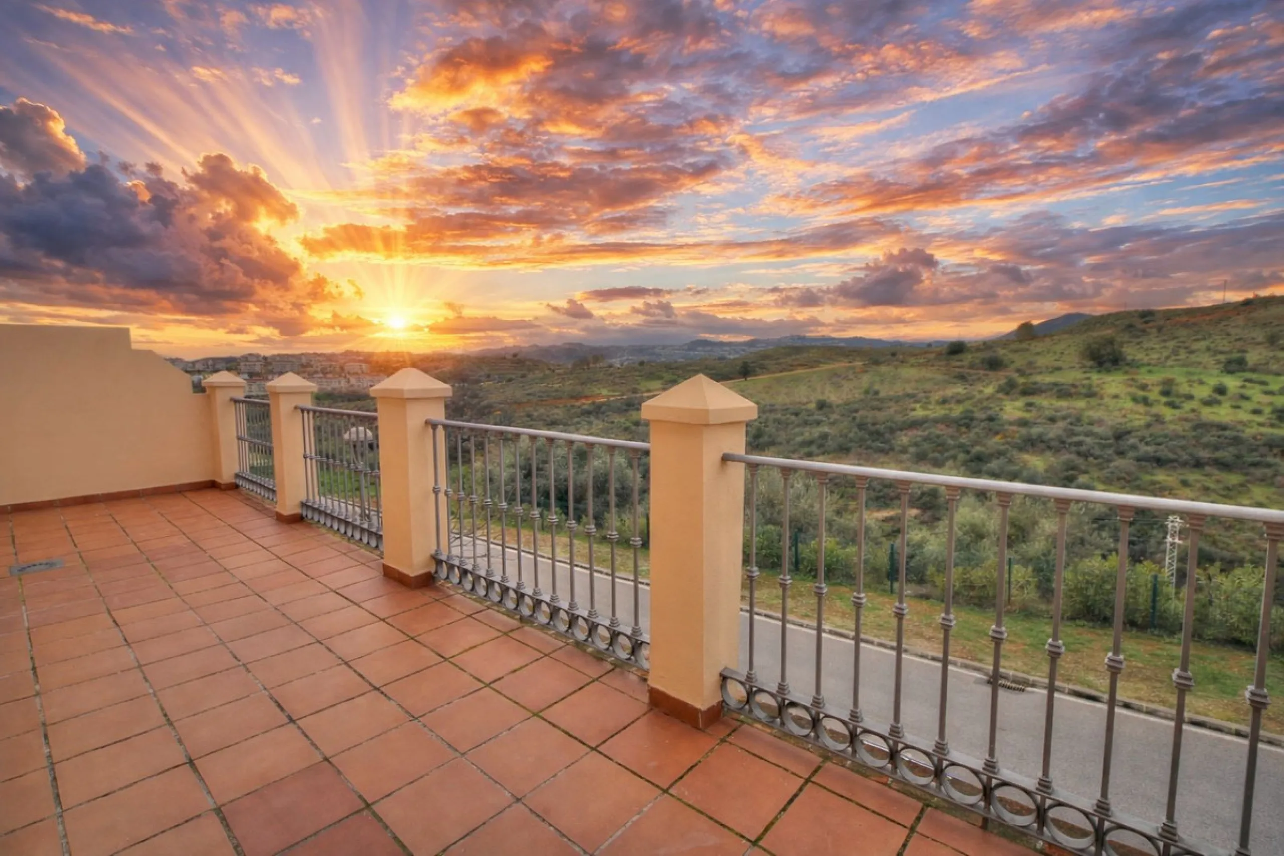 A very comfortable home located in the well established urbanisation of Mijas Golf. This spacious house has bright spacious rooms throughout including, on the top floor, a brand new open plan kitchen, lovely lounge diner with fireplace plus a large bedroo
