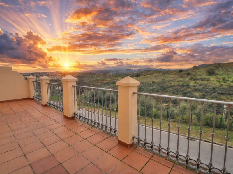 A very comfortable home located in the well established urbanisation of Mijas Golf. This spacious house has bright spacious rooms throughout including, on the top floor, a brand new open plan kitchen, lovely lounge diner with fireplace plus a large bedroo