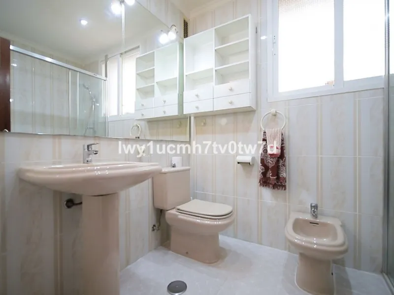 Apartment - Middle Floor Apartment в продаже в Málaga, Málaga. В доме 4 спален и 2 ванных комнат. Площадь дома 160 м²