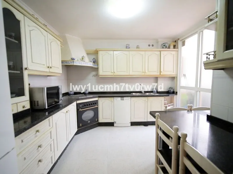 Apartment - Middle Floor Apartment в продаже в Málaga, Málaga. В доме 4 спален и 2 ванных комнат. Площадь дома 160 м²