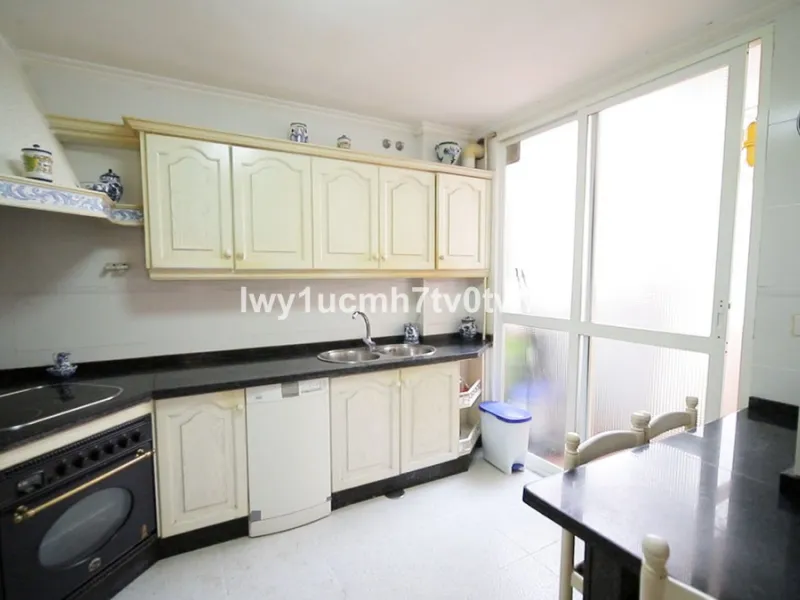 Apartment - Middle Floor Apartment в продаже в Málaga, Málaga. В доме 4 спален и 2 ванных комнат. Площадь дома 160 м²