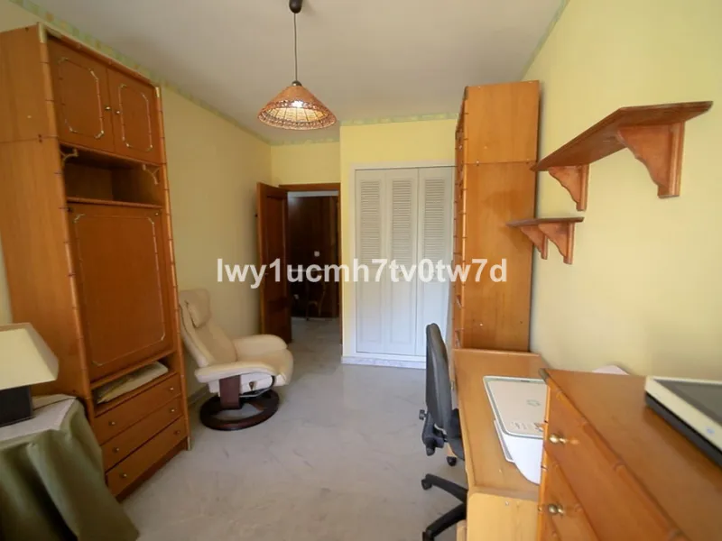 Apartment - Middle Floor Apartment в продаже в Málaga, Málaga. В доме 4 спален и 2 ванных комнат. Площадь дома 160 м²
