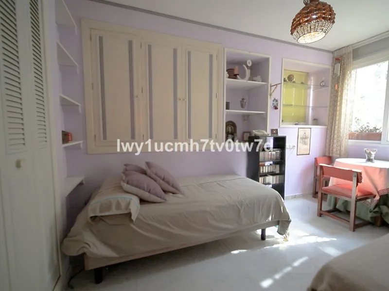 Apartment - Middle Floor Apartment в продаже в Málaga, Málaga. В доме 4 спален и 2 ванных комнат. Площадь дома 160 м²