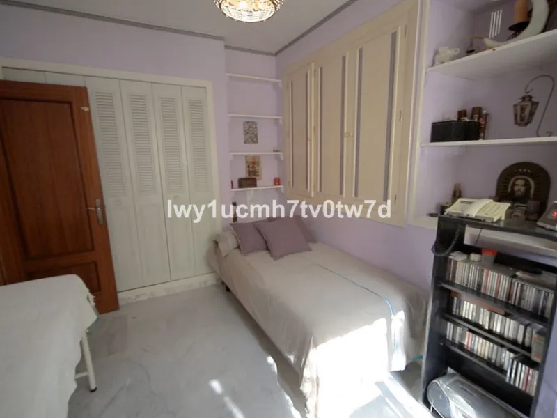 Apartment - Middle Floor Apartment в продаже в Málaga, Málaga. В доме 4 спален и 2 ванных комнат. Площадь дома 160 м²