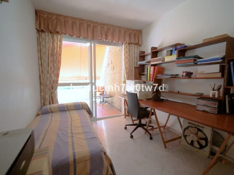 Apartment - Middle Floor Apartment в продаже в Málaga, Málaga. В доме 4 спален и 2 ванных комнат. Площадь дома 160 м²