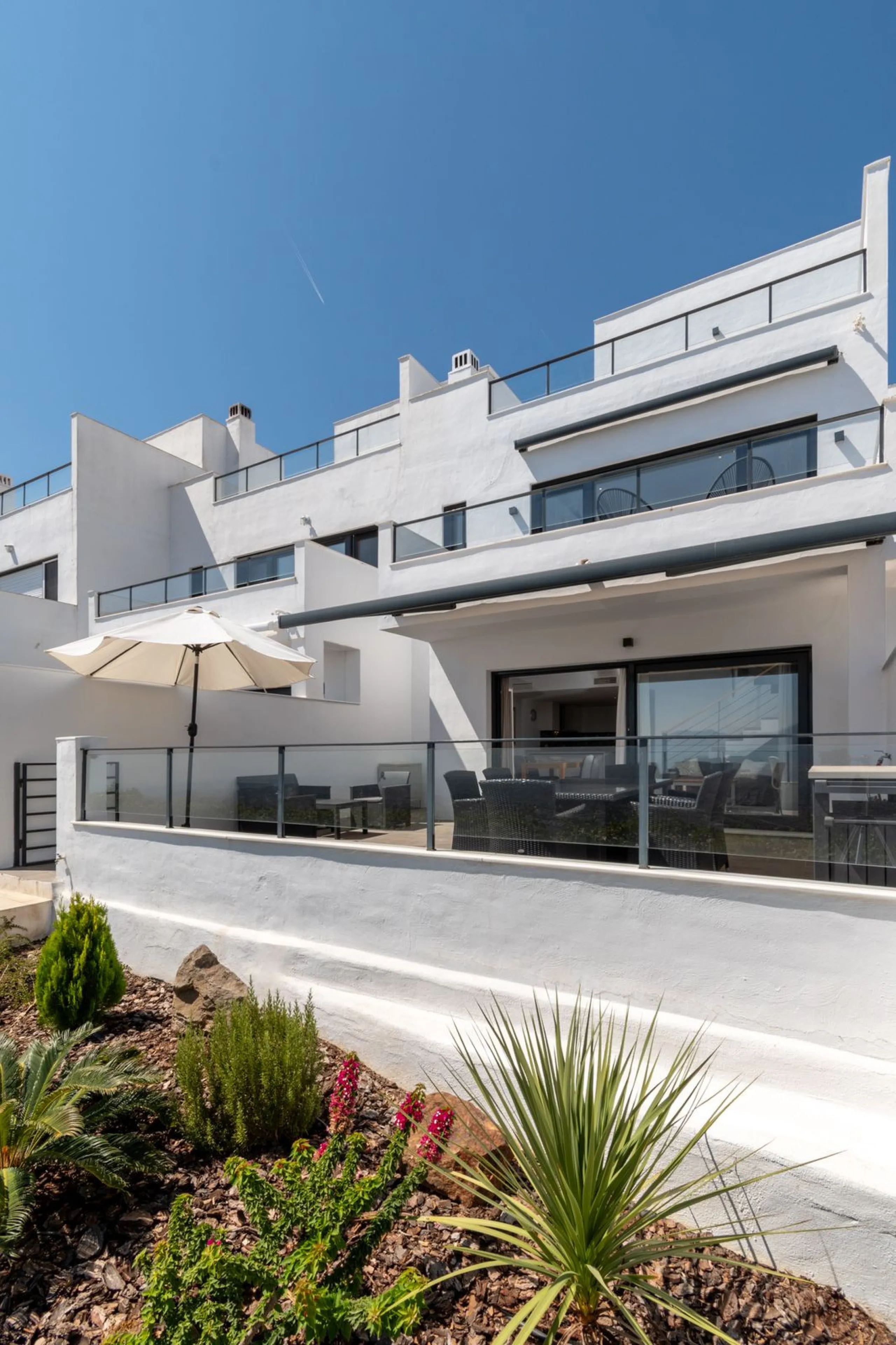 Corner townhouse with panoramic views in La Mairena, Marbella East