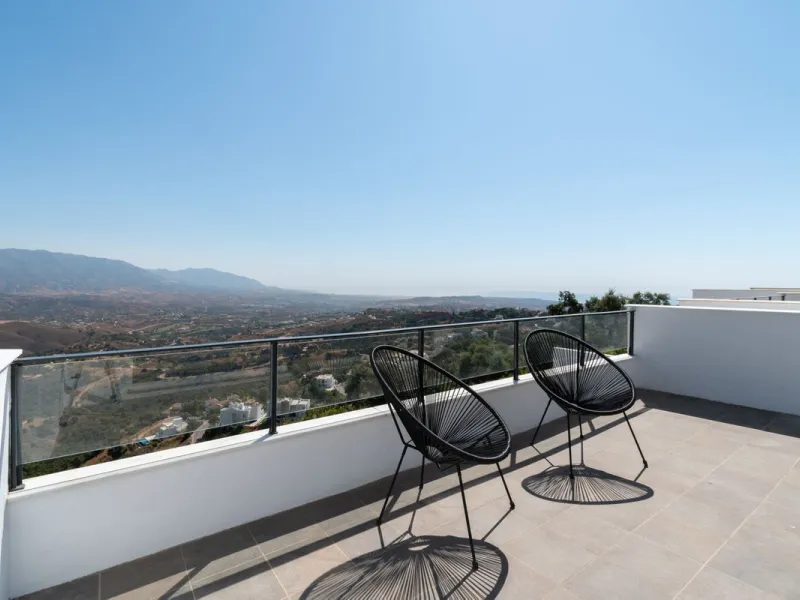 Corner townhouse with panoramic views in La Mairena, Marbella East