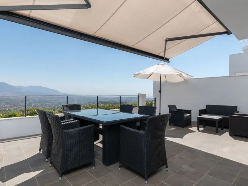 Corner townhouse with panoramic views in La Mairena, Marbella East