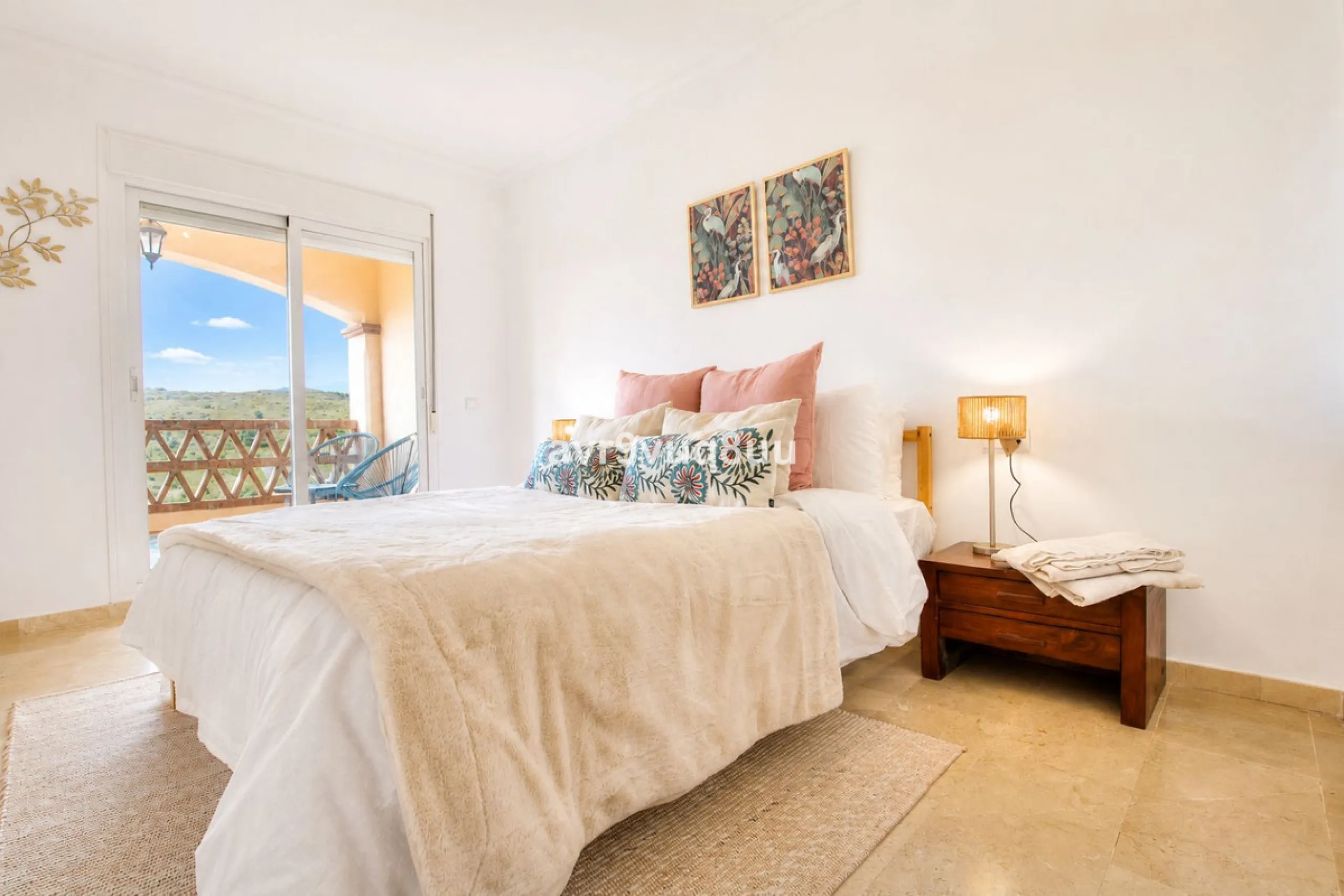 A very comfortable home located in the well established urbanisation of Mijas Golf. This spacious house has bright spacious rooms throughout including, on the top floor, a brand new open plan kitchen, lovely lounge diner with fireplace plus a large bedroo