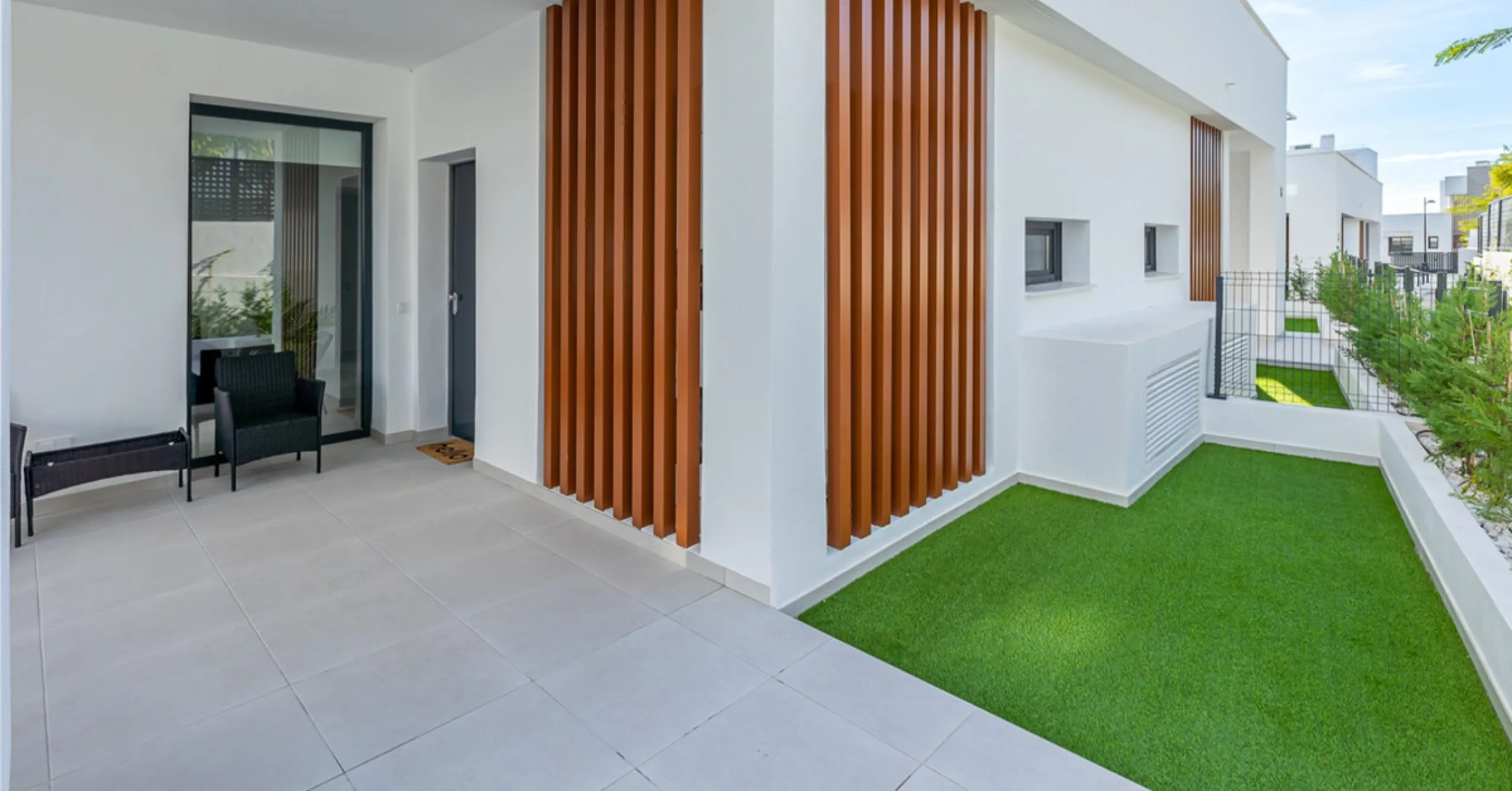 House - Townhouse в продаже в Estepona, Málaga. В доме 3 спален и 3 ванных комнат. Площадь дома 305 м². Площадь участка 69 м²