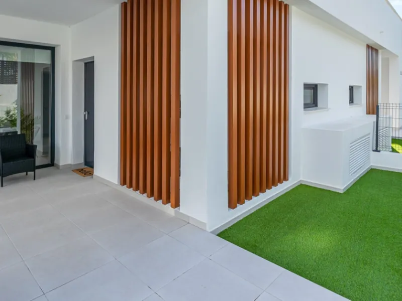 Magnificent newly built corner townhouse located in the exclusive Bel Air area, on Estepona's New Golden Mile, an ideal location to enjoy tranquility, comfort, and proximity to the sea.