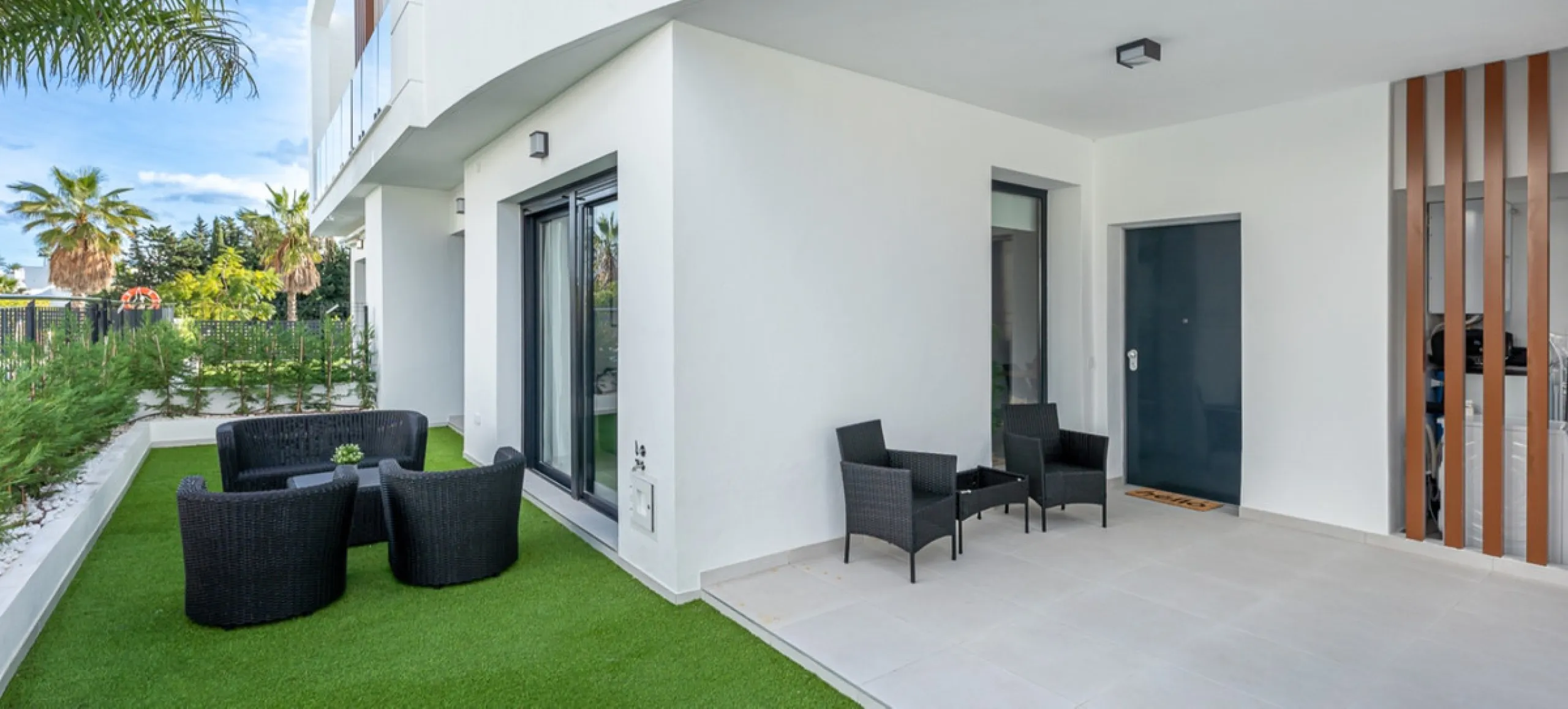 House - Townhouse в продаже в Estepona, Málaga. В доме 3 спален и 3 ванных комнат. Площадь дома 305 м². Площадь участка 69 м²