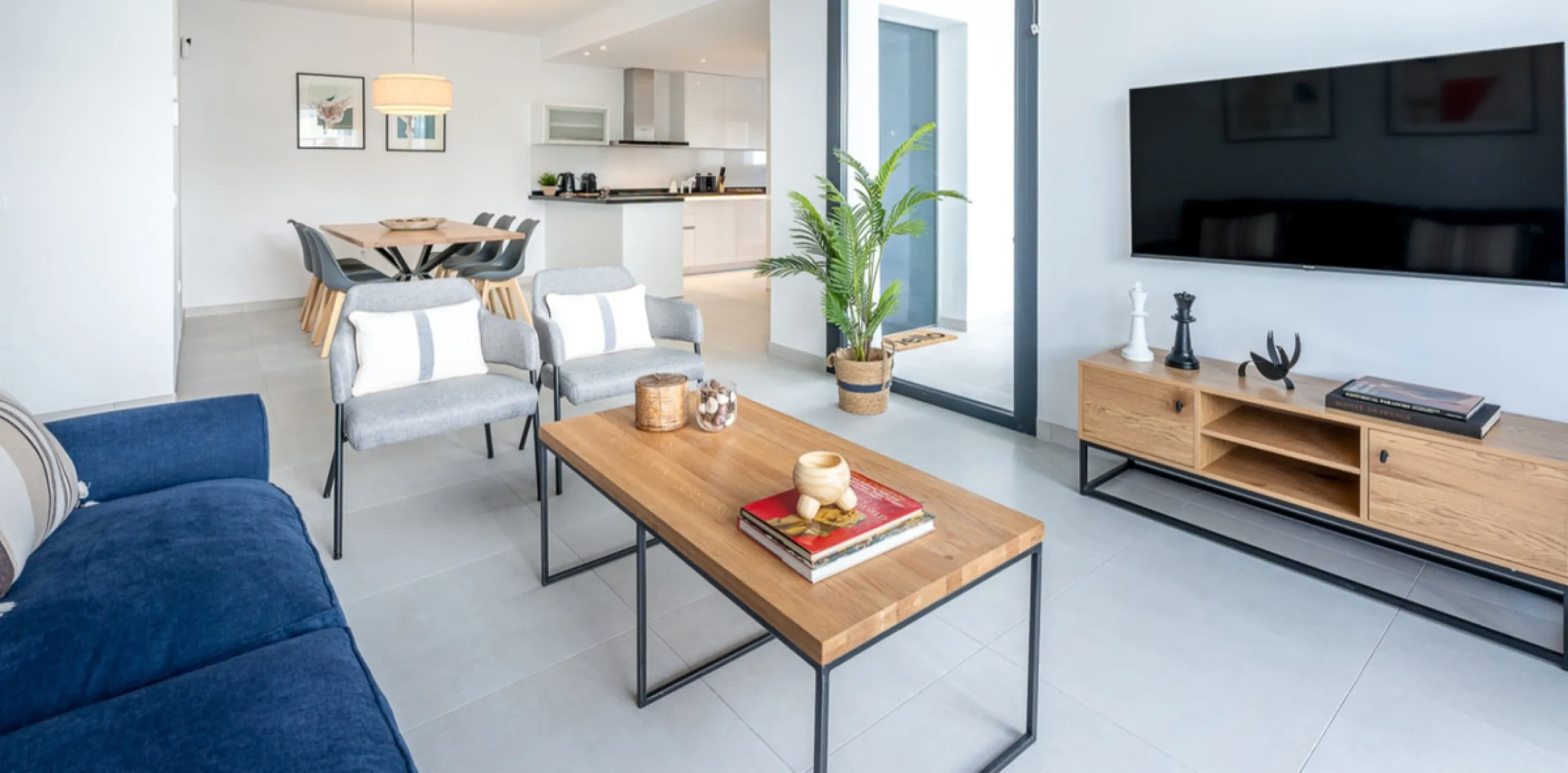 House - Townhouse в продаже в Estepona, Málaga. В доме 3 спален и 3 ванных комнат. Площадь дома 305 м². Площадь участка 69 м²
