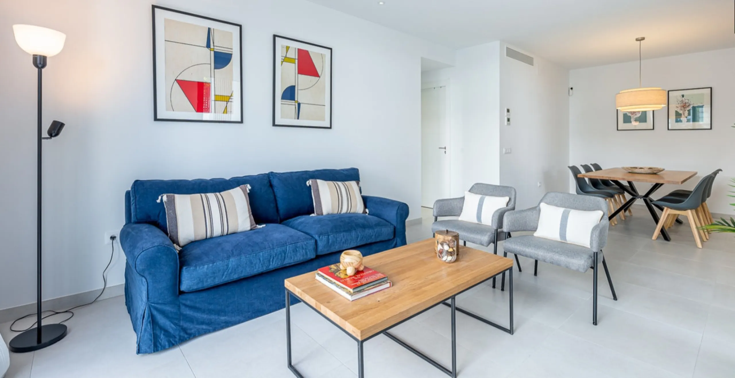 House - Townhouse в продаже в Estepona, Málaga. В доме 3 спален и 3 ванных комнат. Площадь дома 305 м². Площадь участка 69 м²