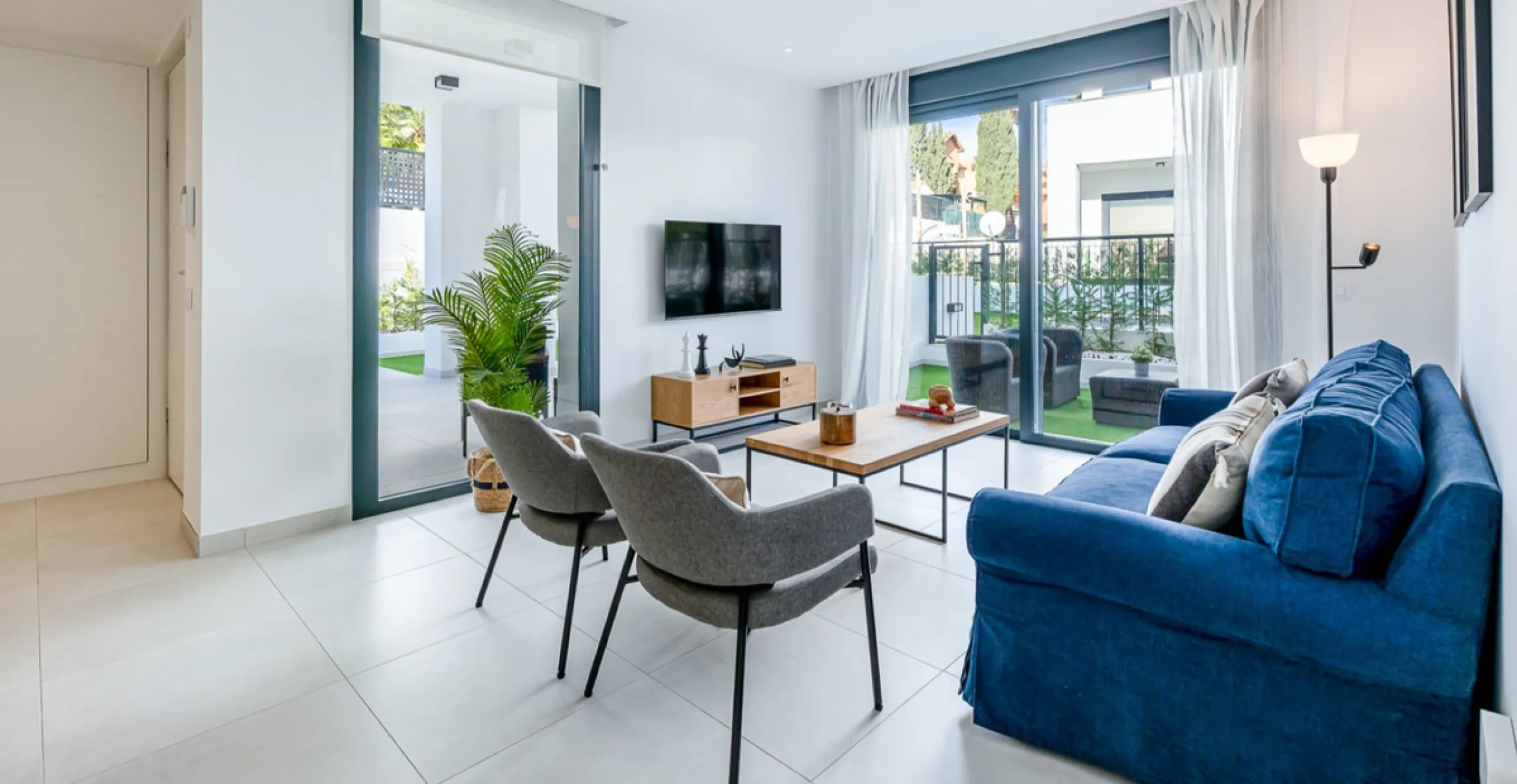 House - Townhouse в продаже в Estepona, Málaga. В доме 3 спален и 3 ванных комнат. Площадь дома 305 м². Площадь участка 69 м²