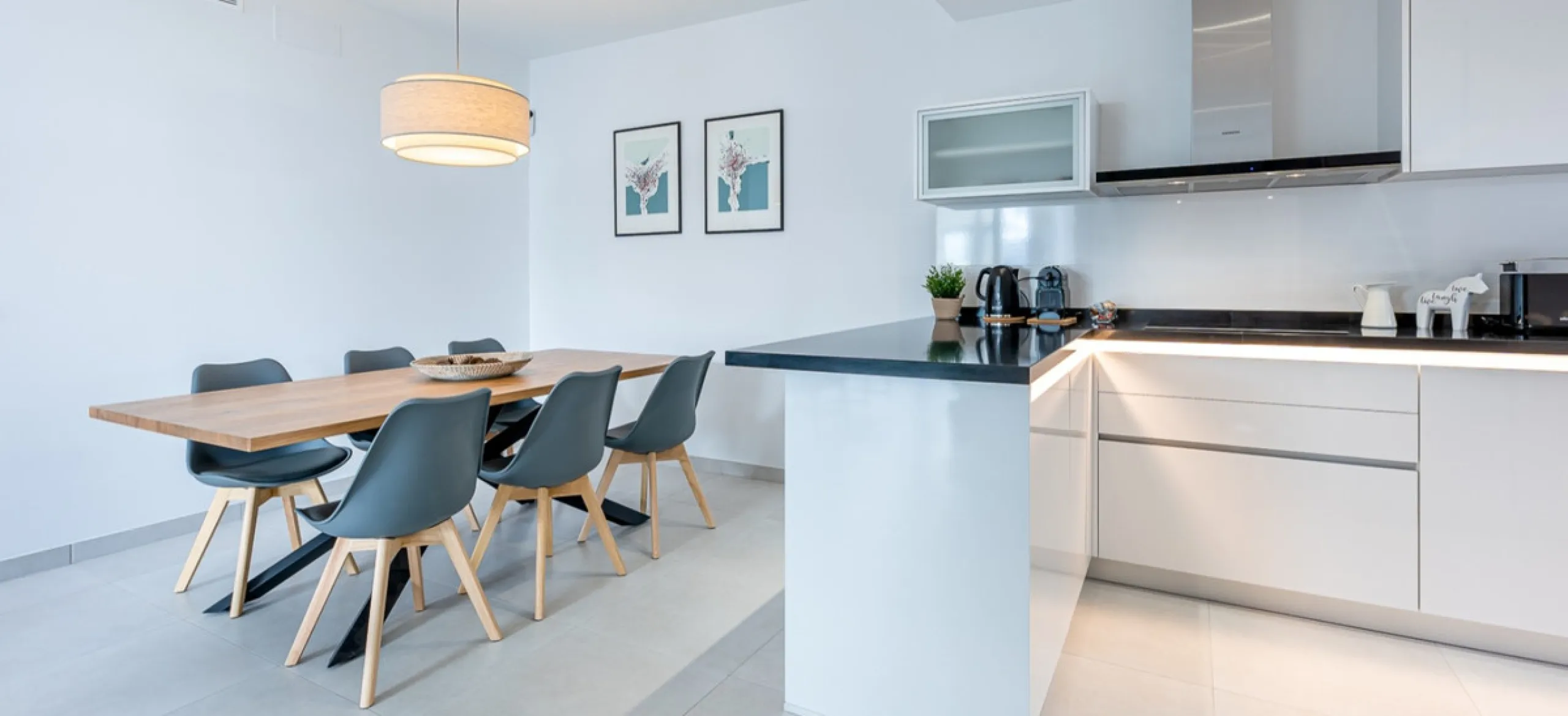 House - Townhouse в продаже в Estepona, Málaga. В доме 3 спален и 3 ванных комнат. Площадь дома 305 м². Площадь участка 69 м²