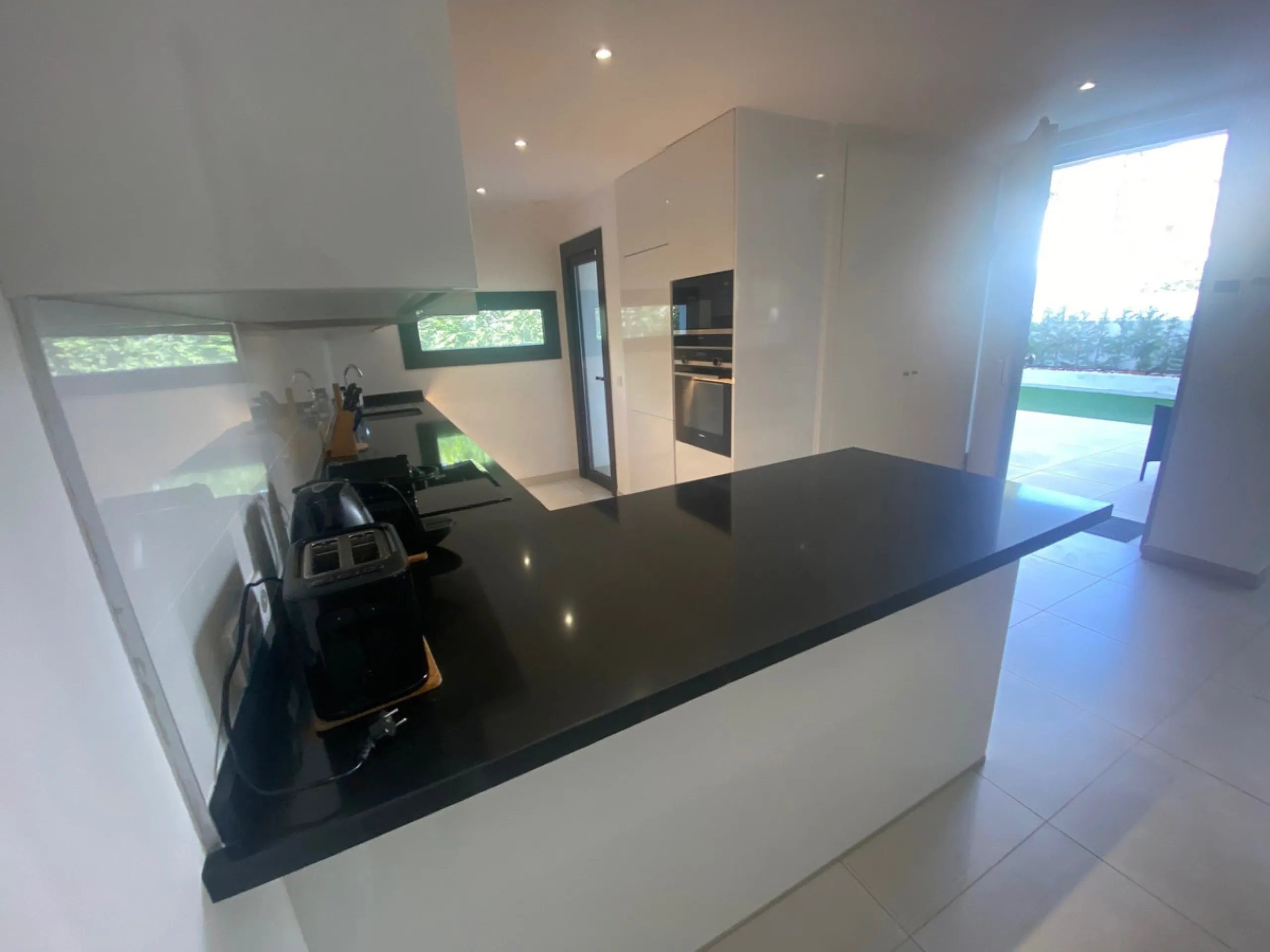 House - Townhouse в продаже в Estepona, Málaga. В доме 3 спален и 3 ванных комнат. Площадь дома 305 м². Площадь участка 69 м²