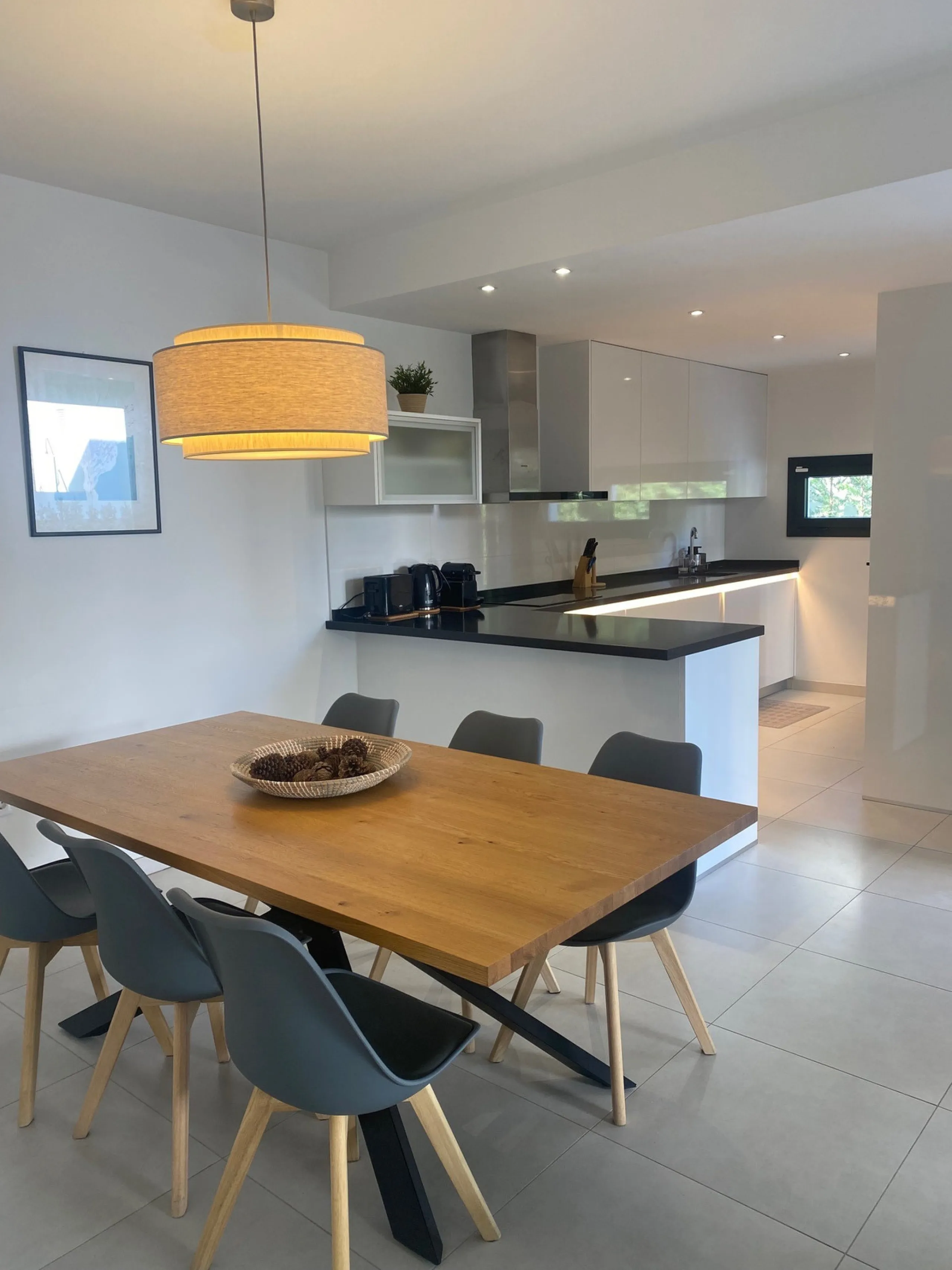 House - Townhouse в продаже в Estepona, Málaga. В доме 3 спален и 3 ванных комнат. Площадь дома 305 м². Площадь участка 69 м²