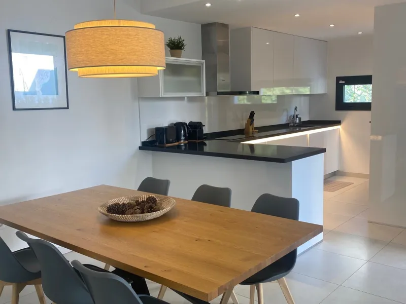 House - Townhouse в продаже в Estepona, Málaga. В доме 3 спален и 3 ванных комнат. Площадь дома 305 м². Площадь участка 69 м²