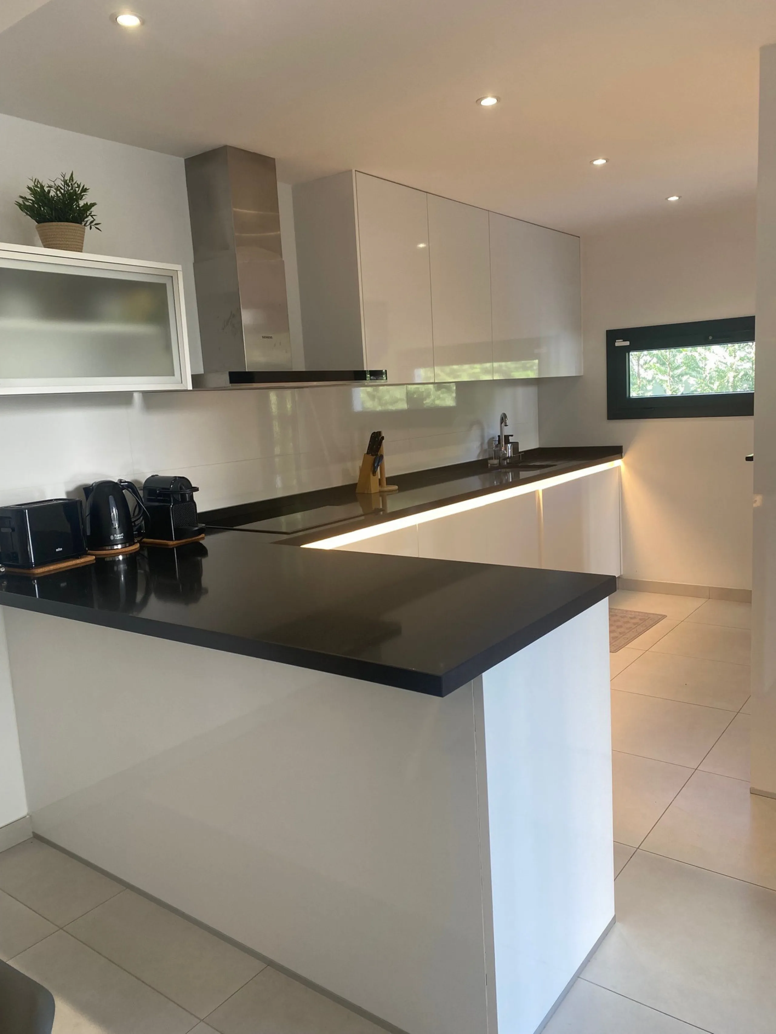 House - Townhouse в продаже в Estepona, Málaga. В доме 3 спален и 3 ванных комнат. Площадь дома 305 м². Площадь участка 69 м²