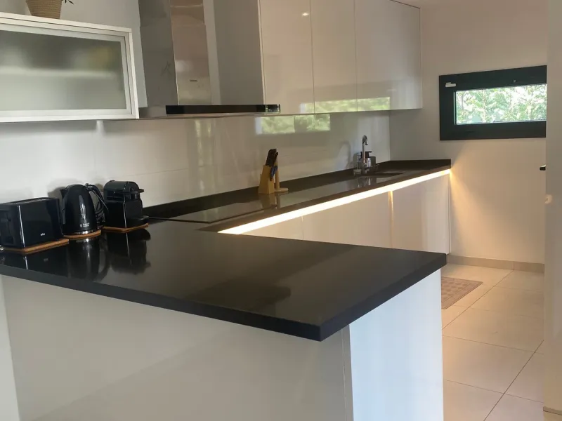 House - Townhouse в продаже в Estepona, Málaga. В доме 3 спален и 3 ванных комнат. Площадь дома 305 м². Площадь участка 69 м²