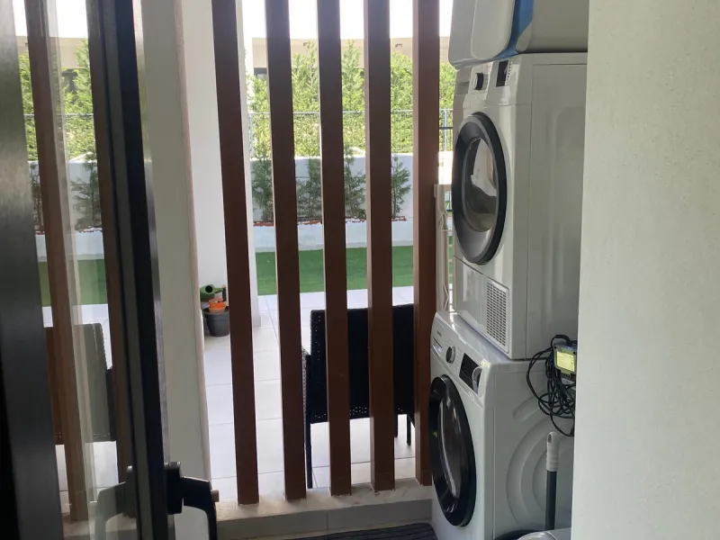 House - Townhouse в продаже в Estepona, Málaga. В доме 3 спален и 3 ванных комнат. Площадь дома 305 м². Площадь участка 69 м²