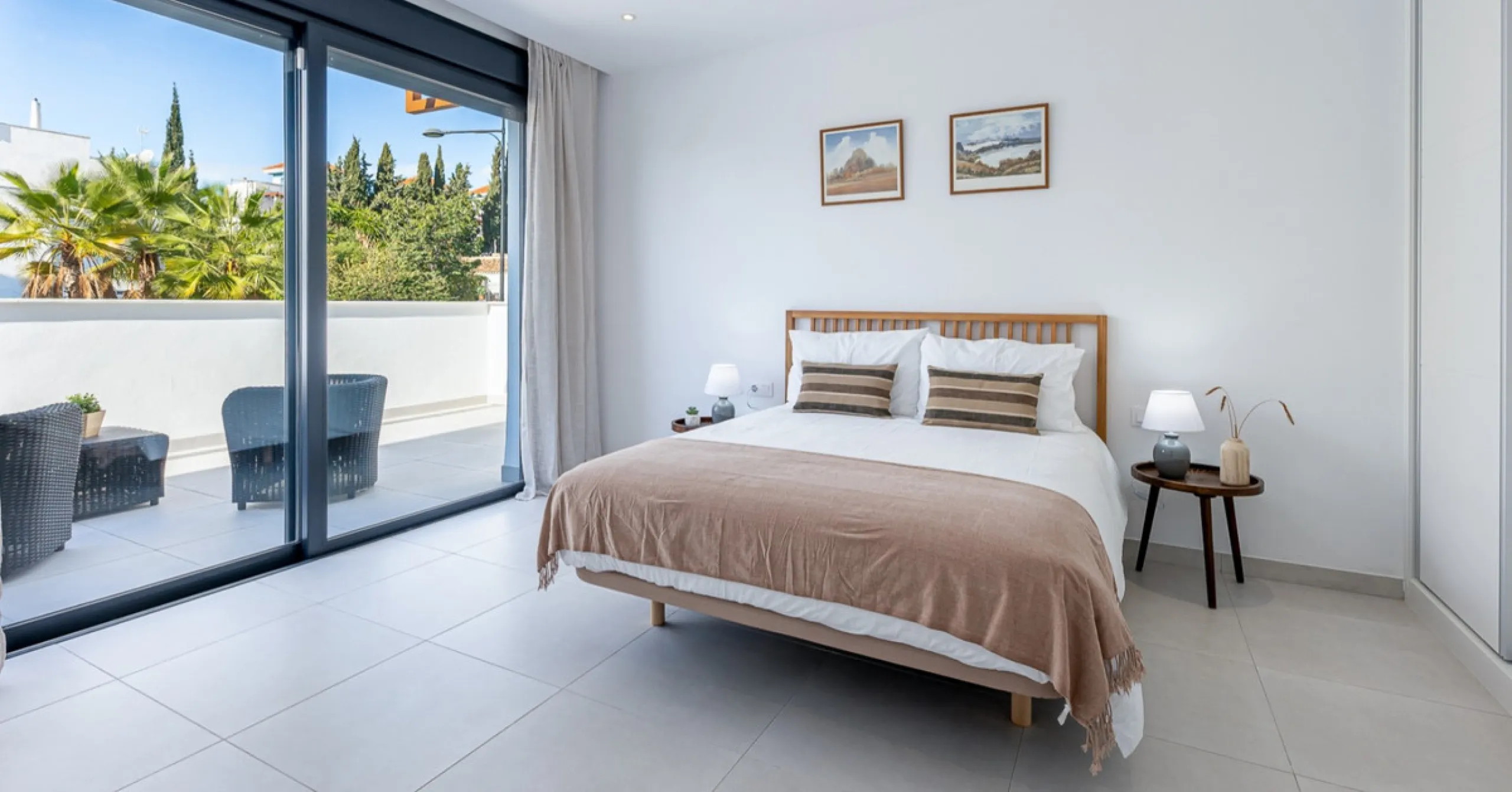 House - Townhouse в продаже в Estepona, Málaga. В доме 3 спален и 3 ванных комнат. Площадь дома 305 м². Площадь участка 69 м²