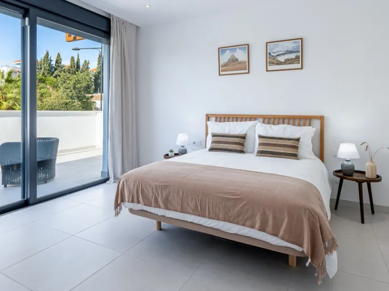 House - Townhouse в продаже в Estepona, Málaga. В доме 3 спален и 3 ванных комнат. Площадь дома 305 м². Площадь участка 69 м²