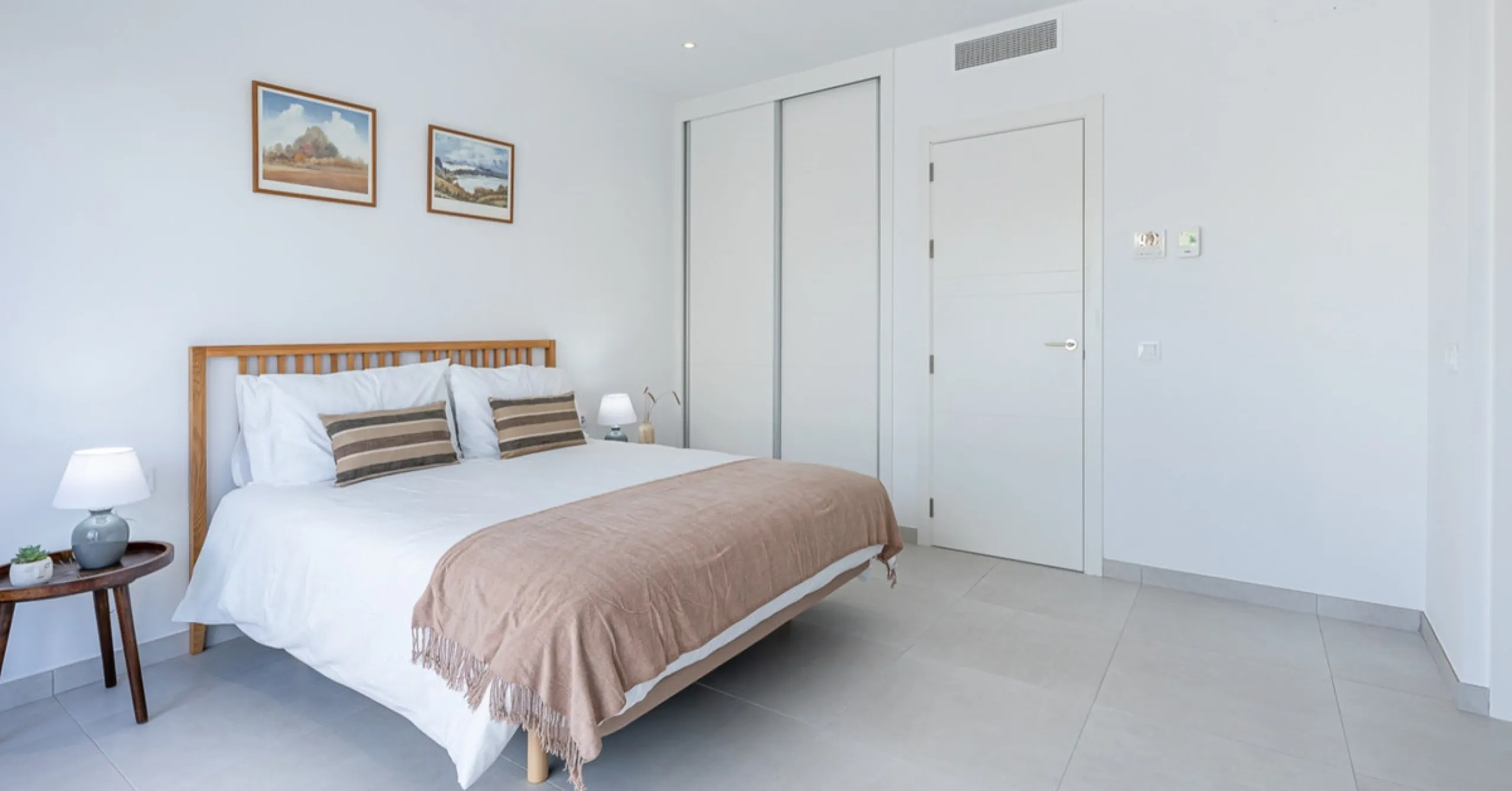 House - Townhouse в продаже в Estepona, Málaga. В доме 3 спален и 3 ванных комнат. Площадь дома 305 м². Площадь участка 69 м²