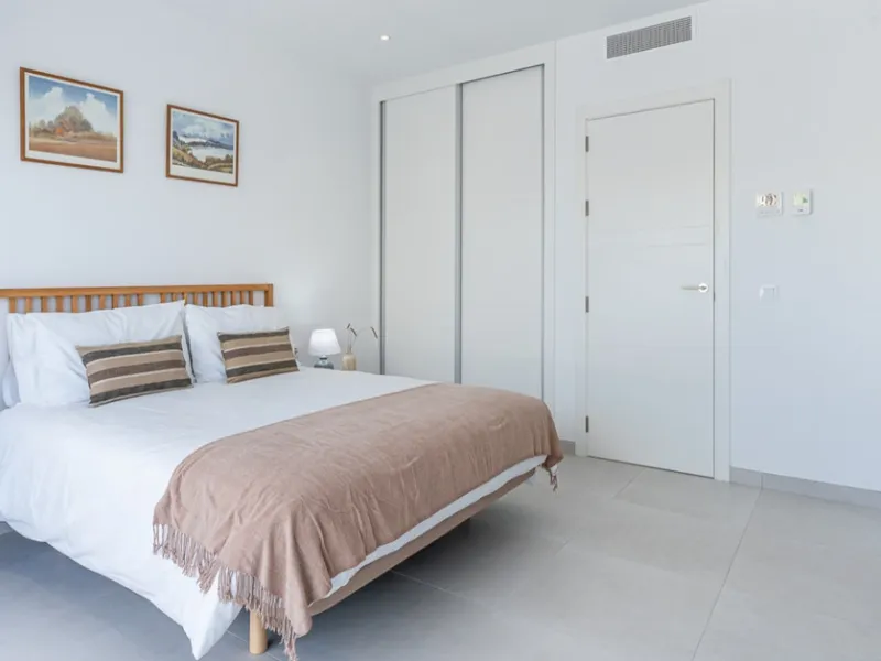 House - Townhouse в продаже в Estepona, Málaga. В доме 3 спален и 3 ванных комнат. Площадь дома 305 м². Площадь участка 69 м²
