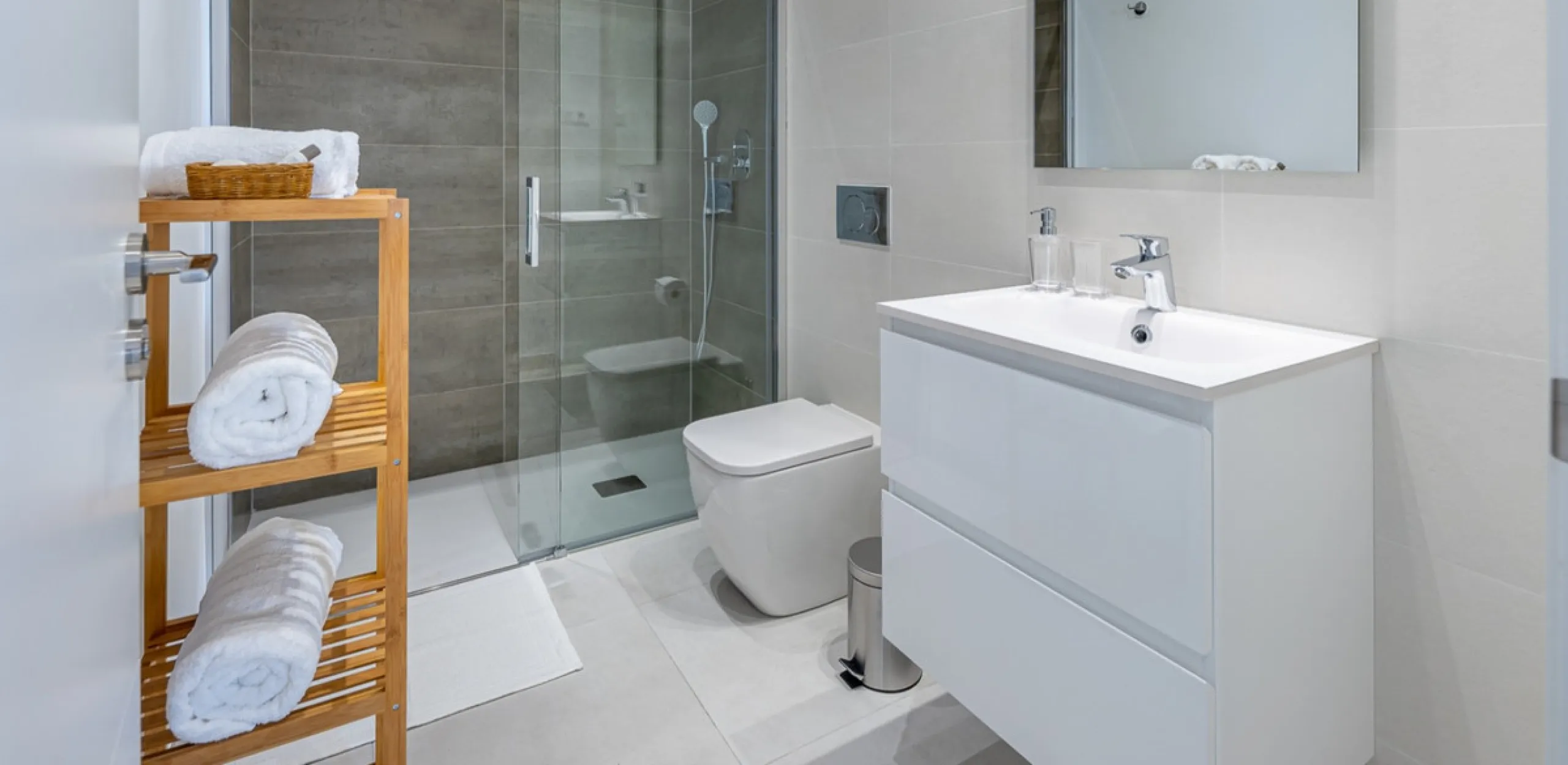 House - Townhouse в продаже в Estepona, Málaga. В доме 3 спален и 3 ванных комнат. Площадь дома 305 м². Площадь участка 69 м²