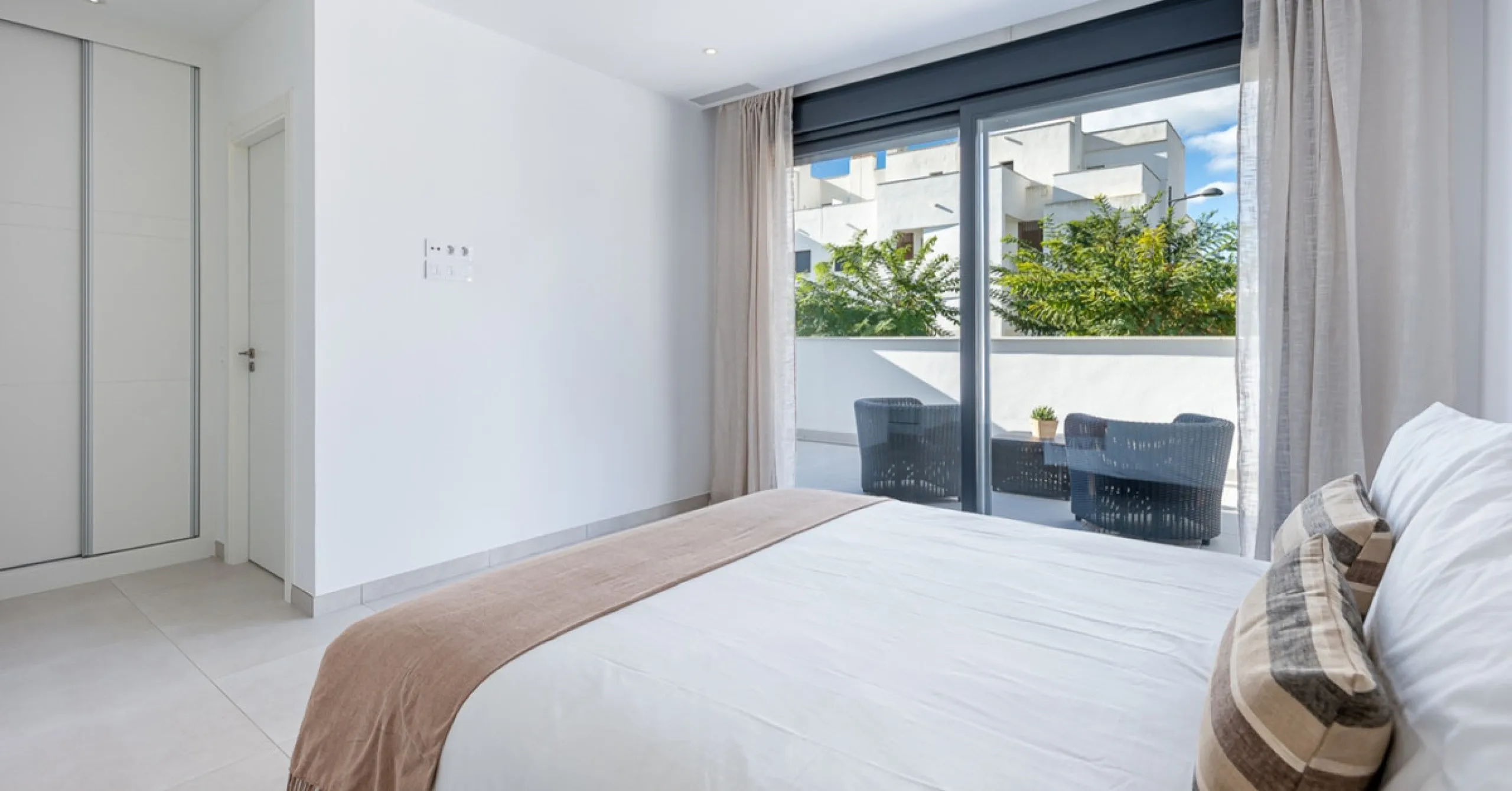House - Townhouse в продаже в Estepona, Málaga. В доме 3 спален и 3 ванных комнат. Площадь дома 305 м². Площадь участка 69 м²