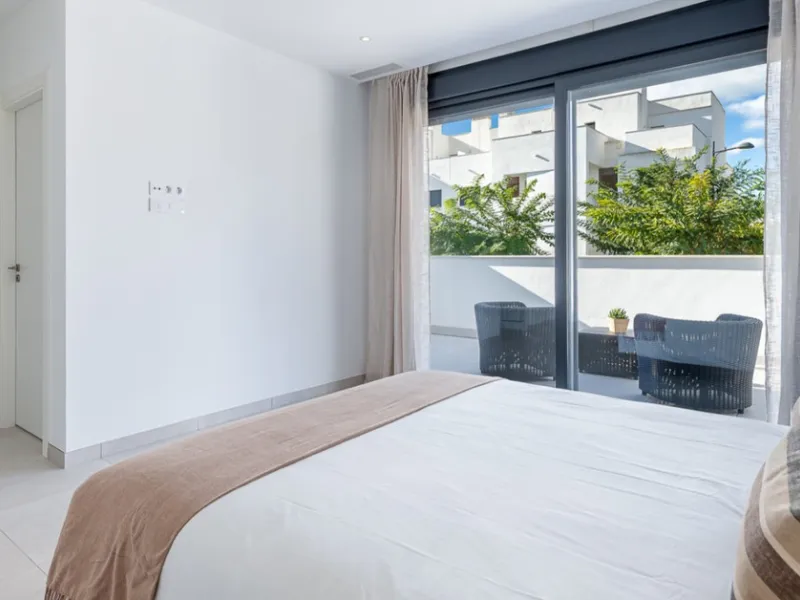 House - Townhouse в продаже в Estepona, Málaga. В доме 3 спален и 3 ванных комнат. Площадь дома 305 м². Площадь участка 69 м²