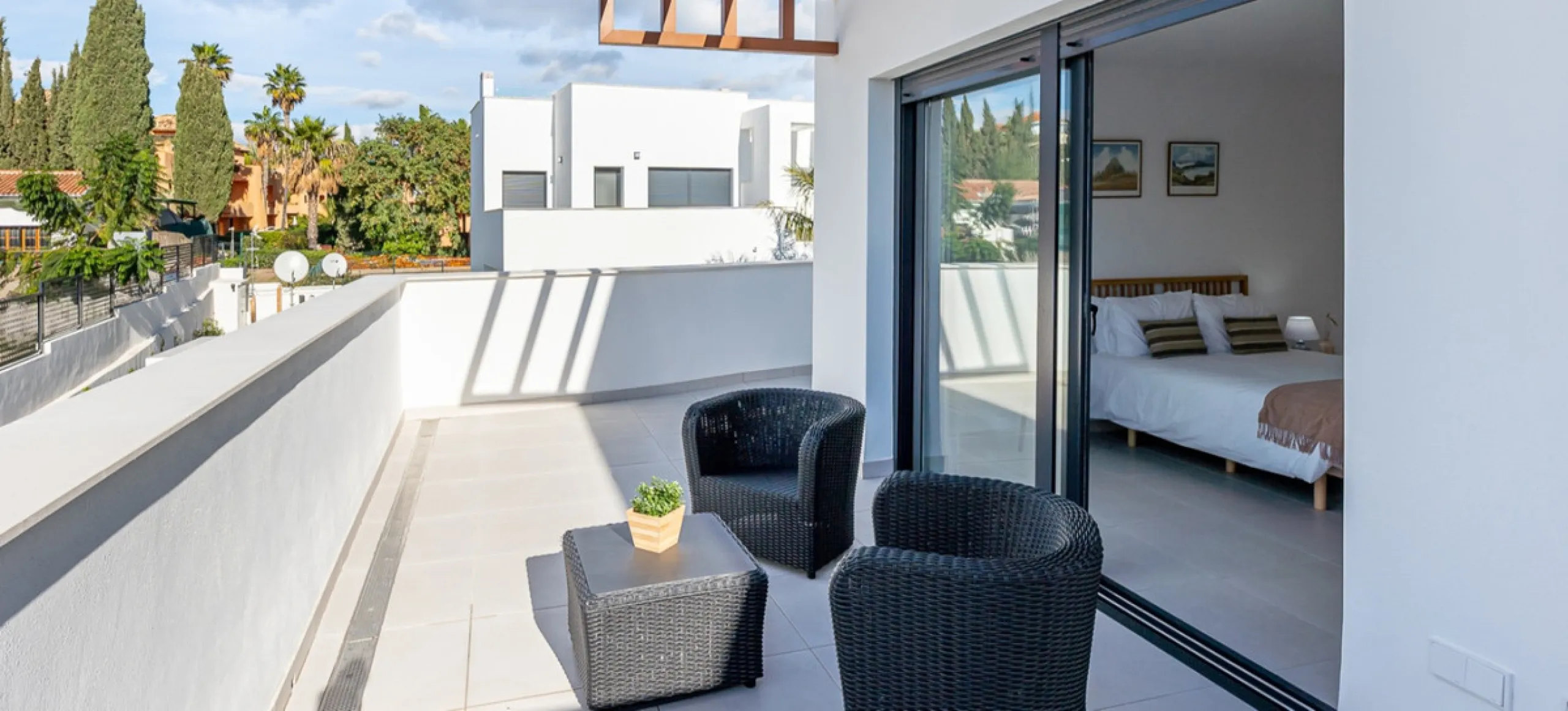 House - Townhouse в продаже в Estepona, Málaga. В доме 3 спален и 3 ванных комнат. Площадь дома 305 м². Площадь участка 69 м²