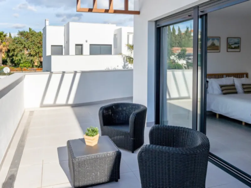 House - Townhouse в продаже в Estepona, Málaga. В доме 3 спален и 3 ванных комнат. Площадь дома 305 м². Площадь участка 69 м²