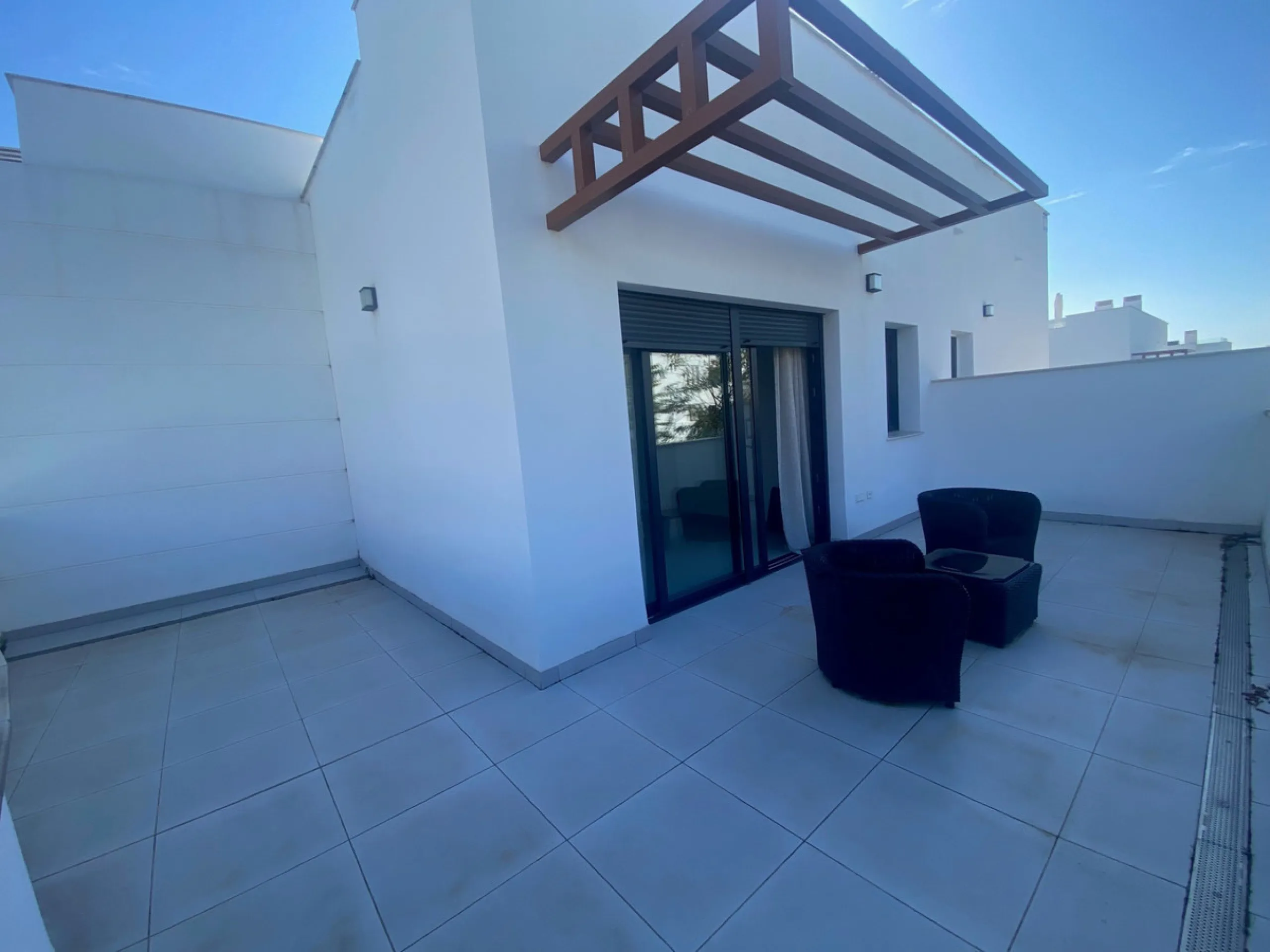 House - Townhouse в продаже в Estepona, Málaga. В доме 3 спален и 3 ванных комнат. Площадь дома 305 м². Площадь участка 69 м²