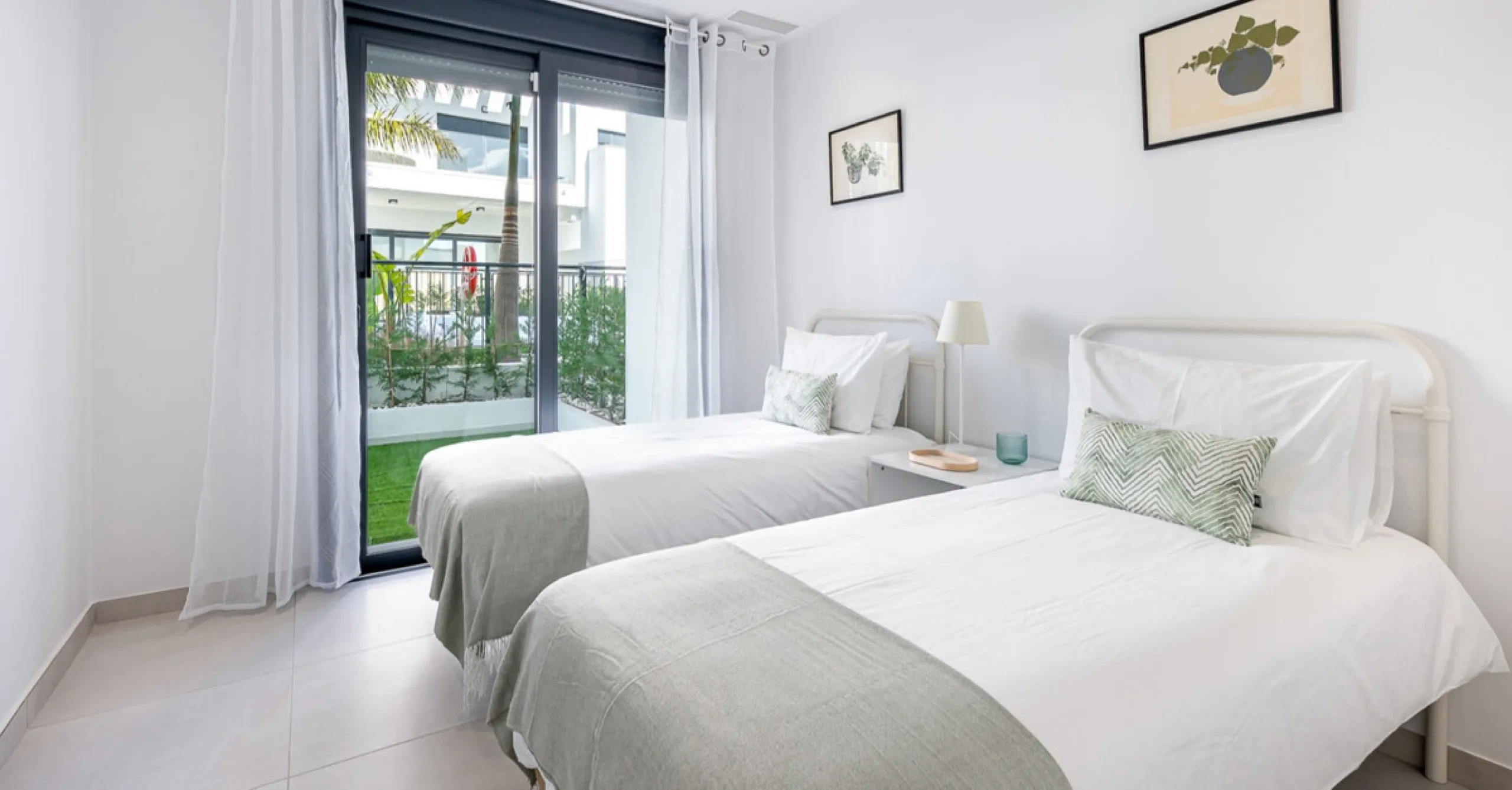 House - Townhouse в продаже в Estepona, Málaga. В доме 3 спален и 3 ванных комнат. Площадь дома 305 м². Площадь участка 69 м²
