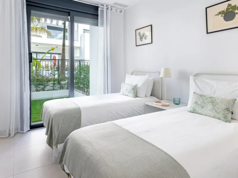 House - Townhouse в продаже в Estepona, Málaga. В доме 3 спален и 3 ванных комнат. Площадь дома 305 м². Площадь участка 69 м²